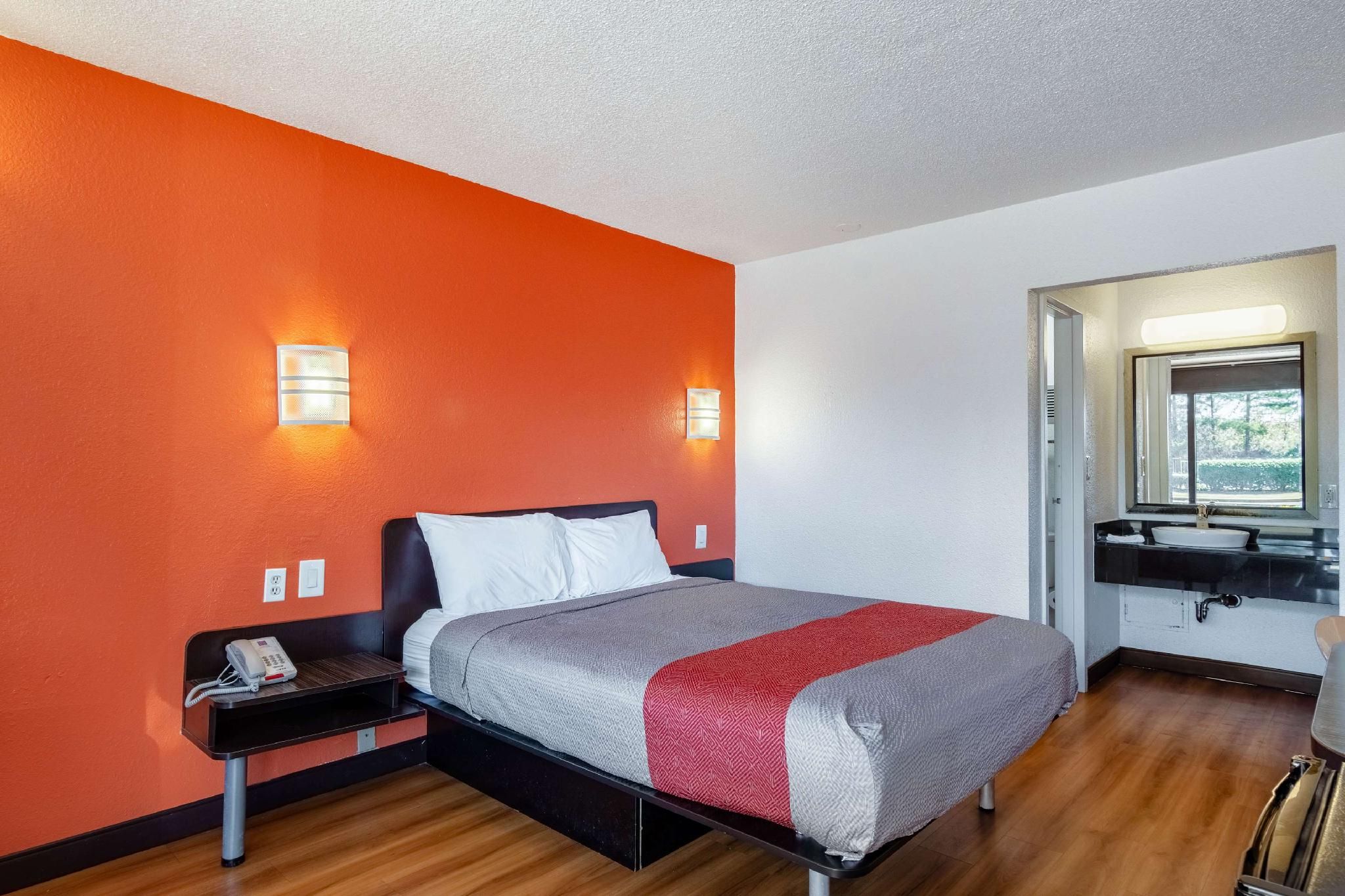 1 Queen Bed | ADA/RI Shower/Non-Smoking