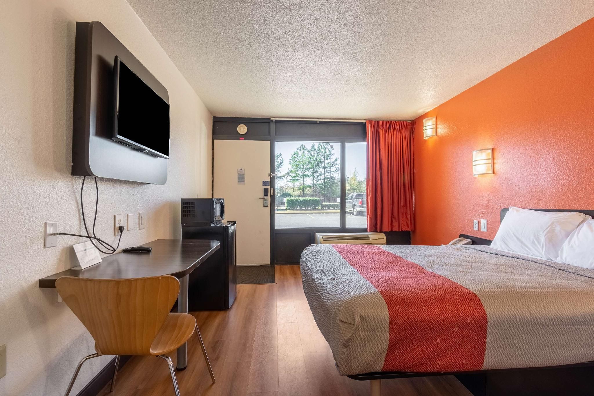 1 Queen Bed | ADA/RI Shower/Non-Smoking