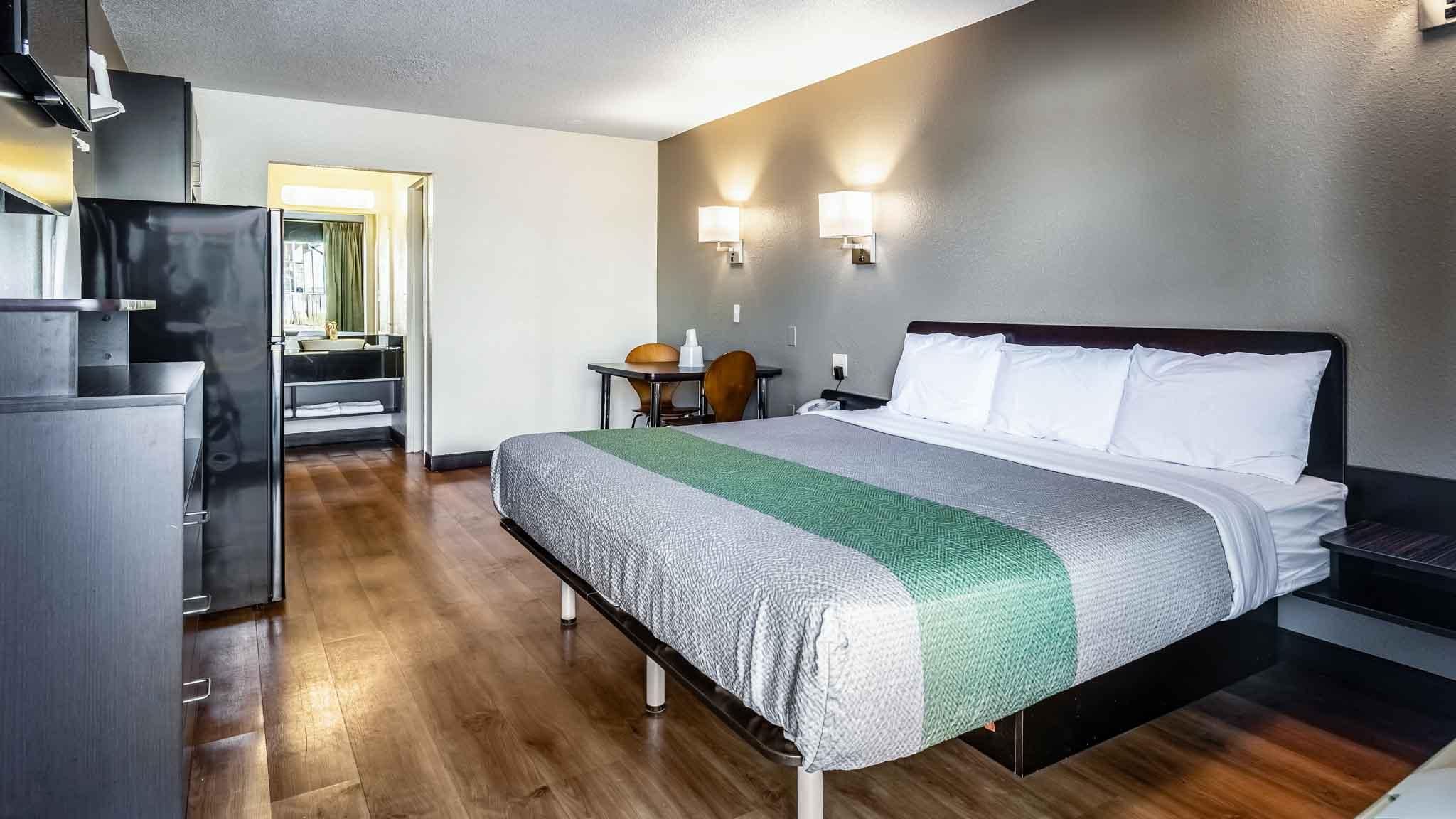 1 King Bed | Smoking, Kitchen