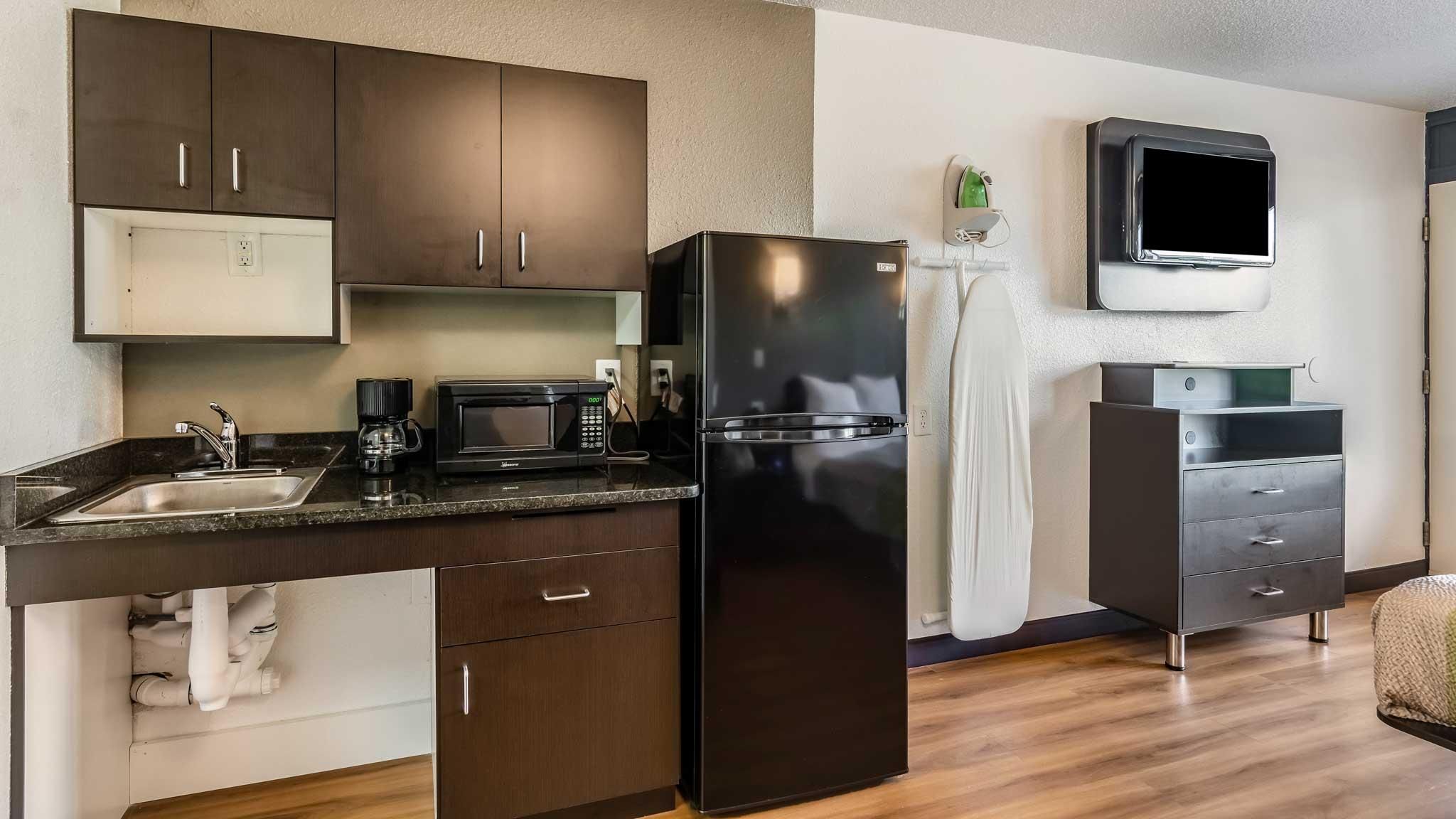 1 King Bed | Smoking, Kitchen
