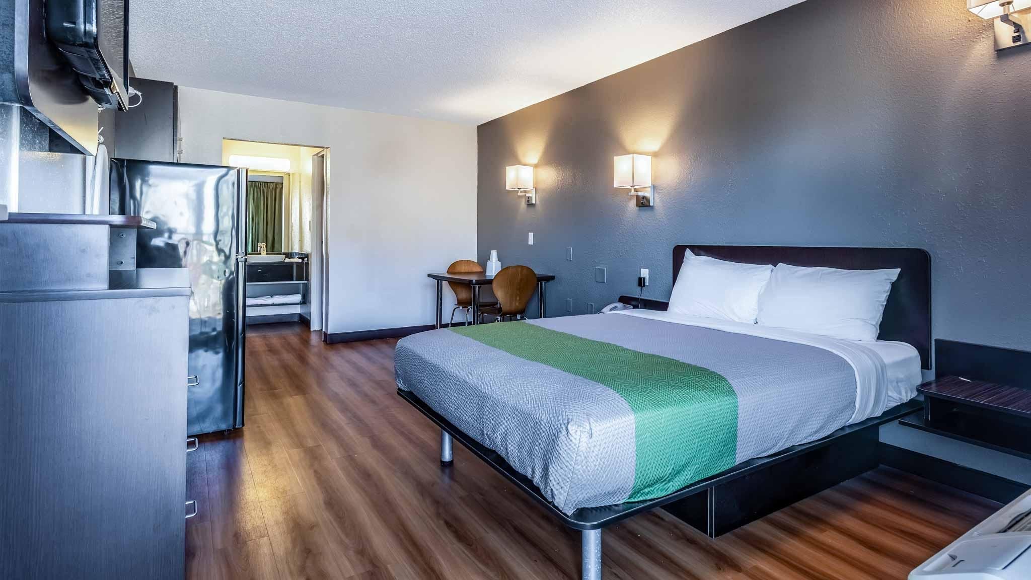 1 Queen Bed | Smoking, Kitchen