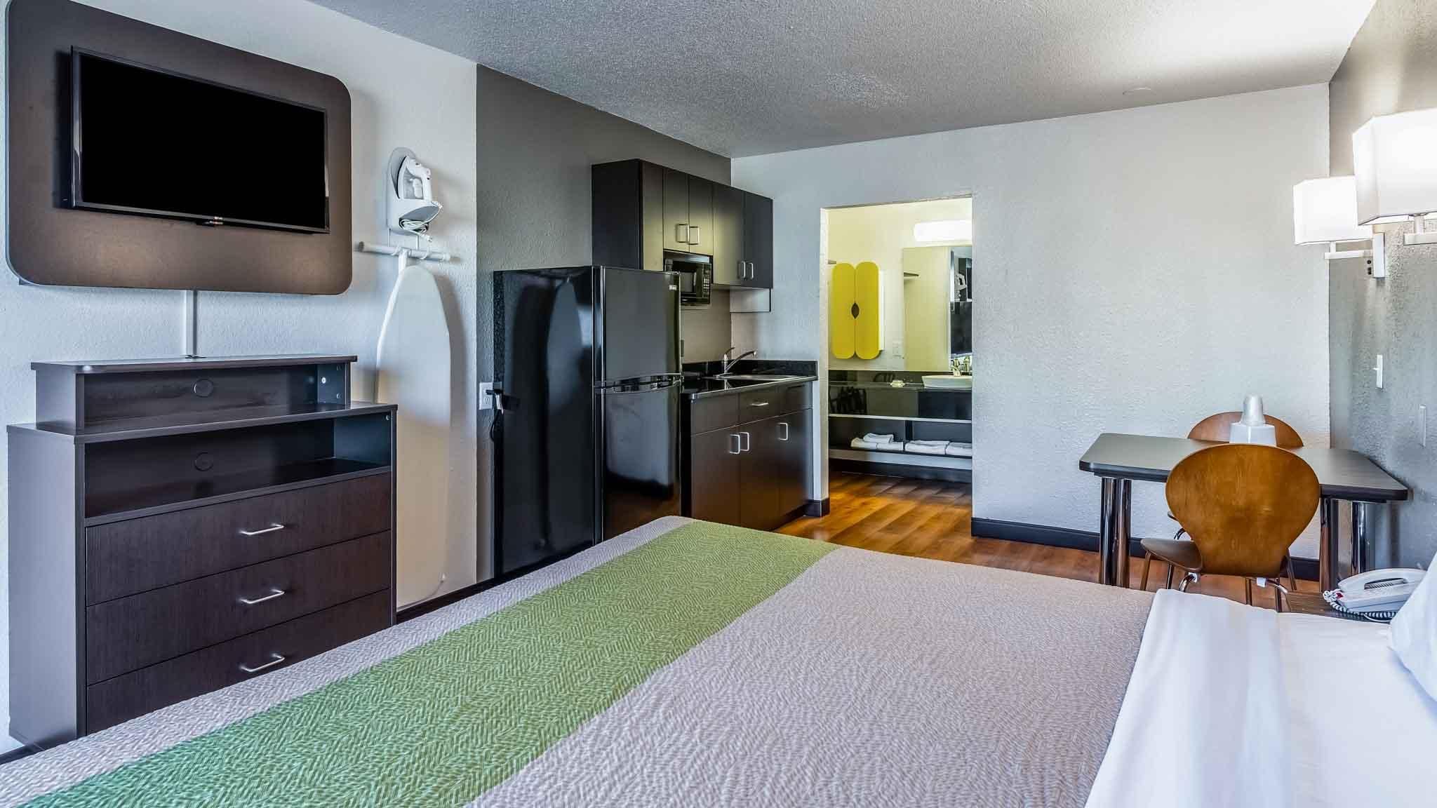 1 Queen Bed | Smoking, Kitchen