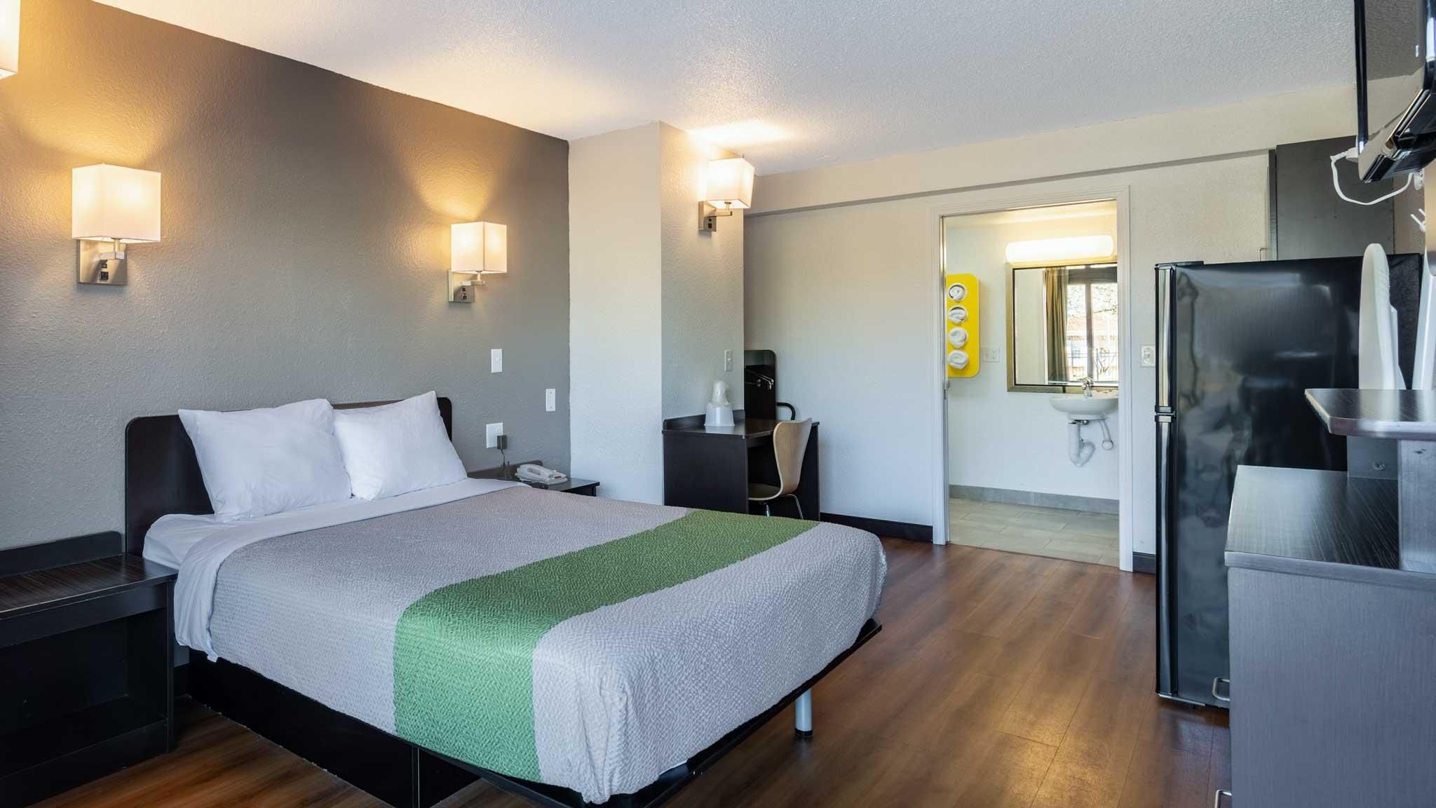 1 King Bed | Non-Smoking, Kitchen