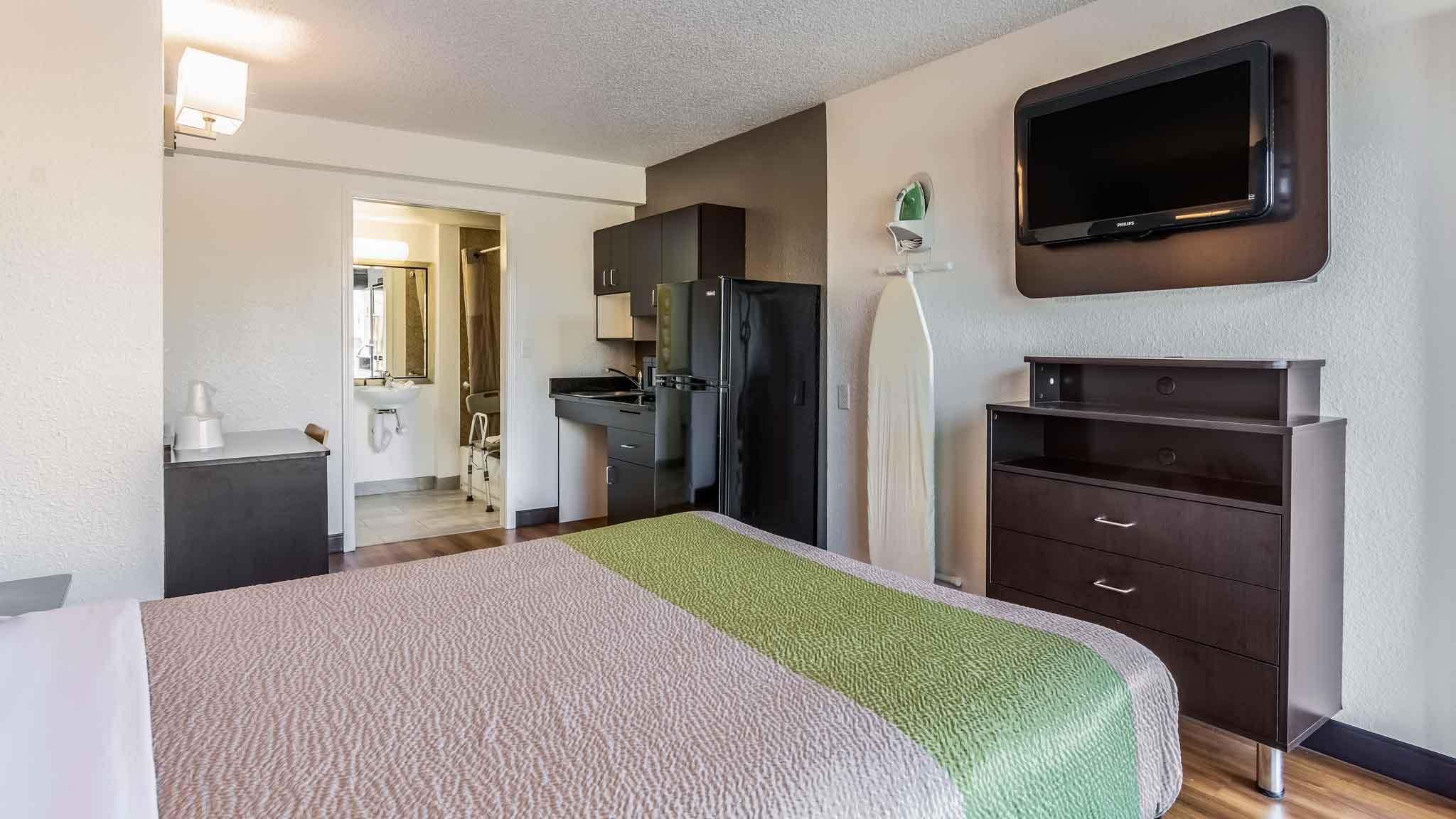 1 Queen Bed | Mobil Access Tub Nsmk Kitchen