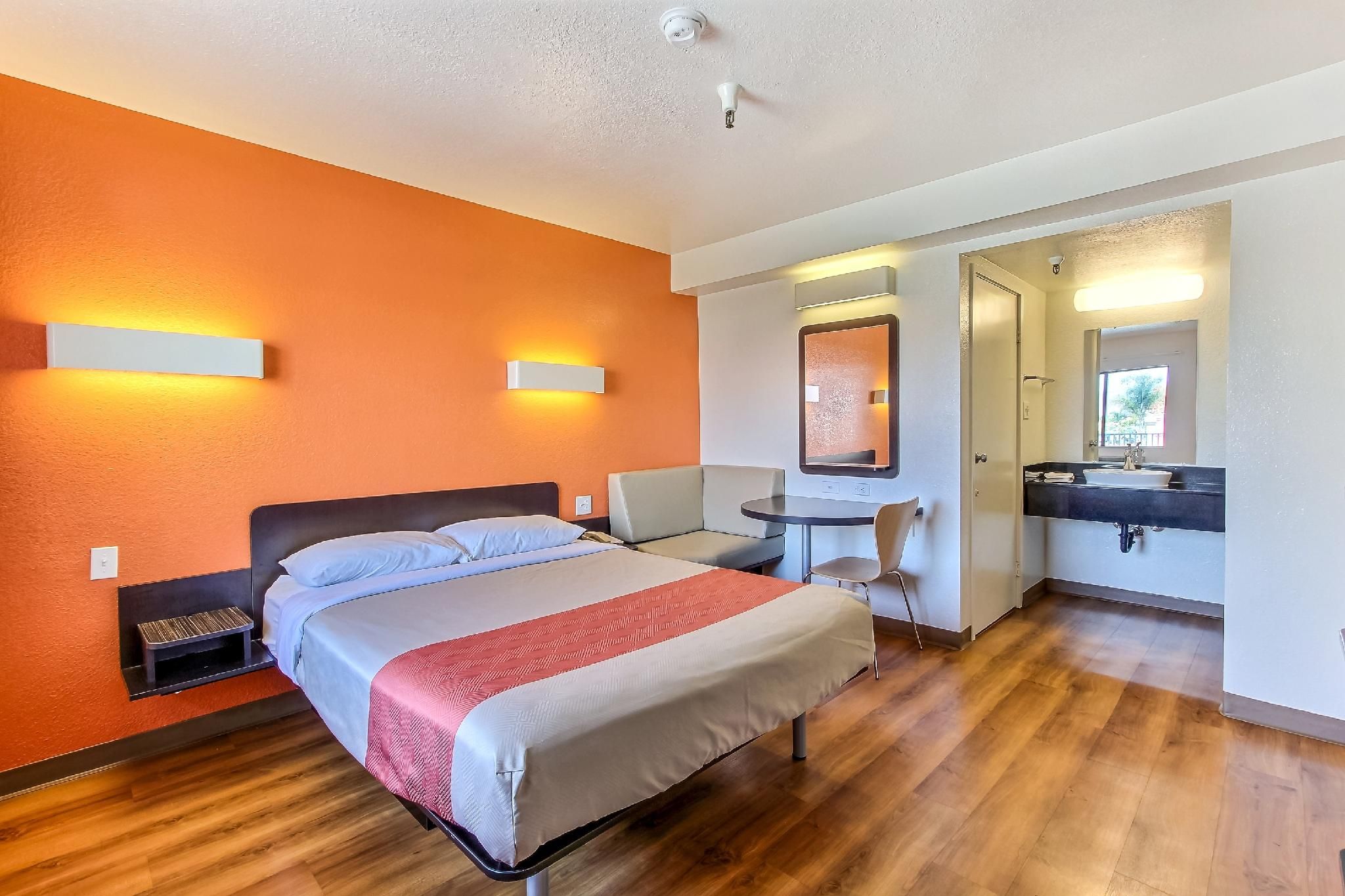 1 Queen Bed - Deluxe, Non-Smoking