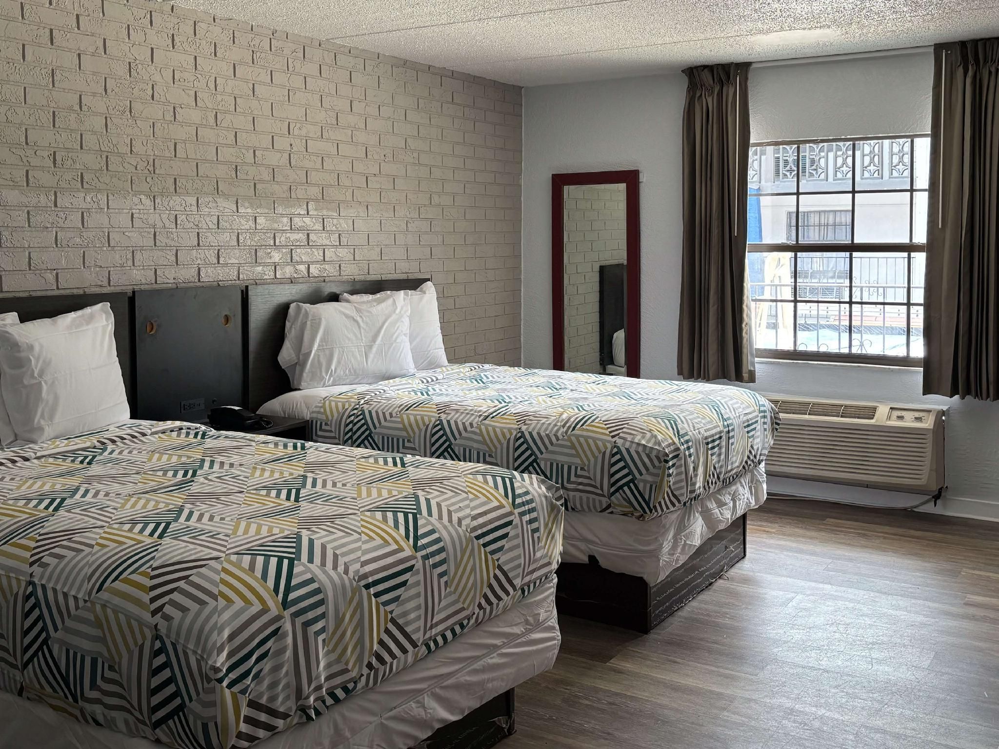 2 Full Beds |Mobility Accessible Tub Smk