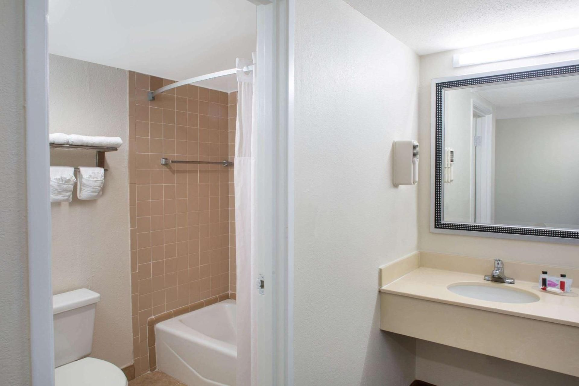 1 King Bed Superior Corner Room Non-Smoking
