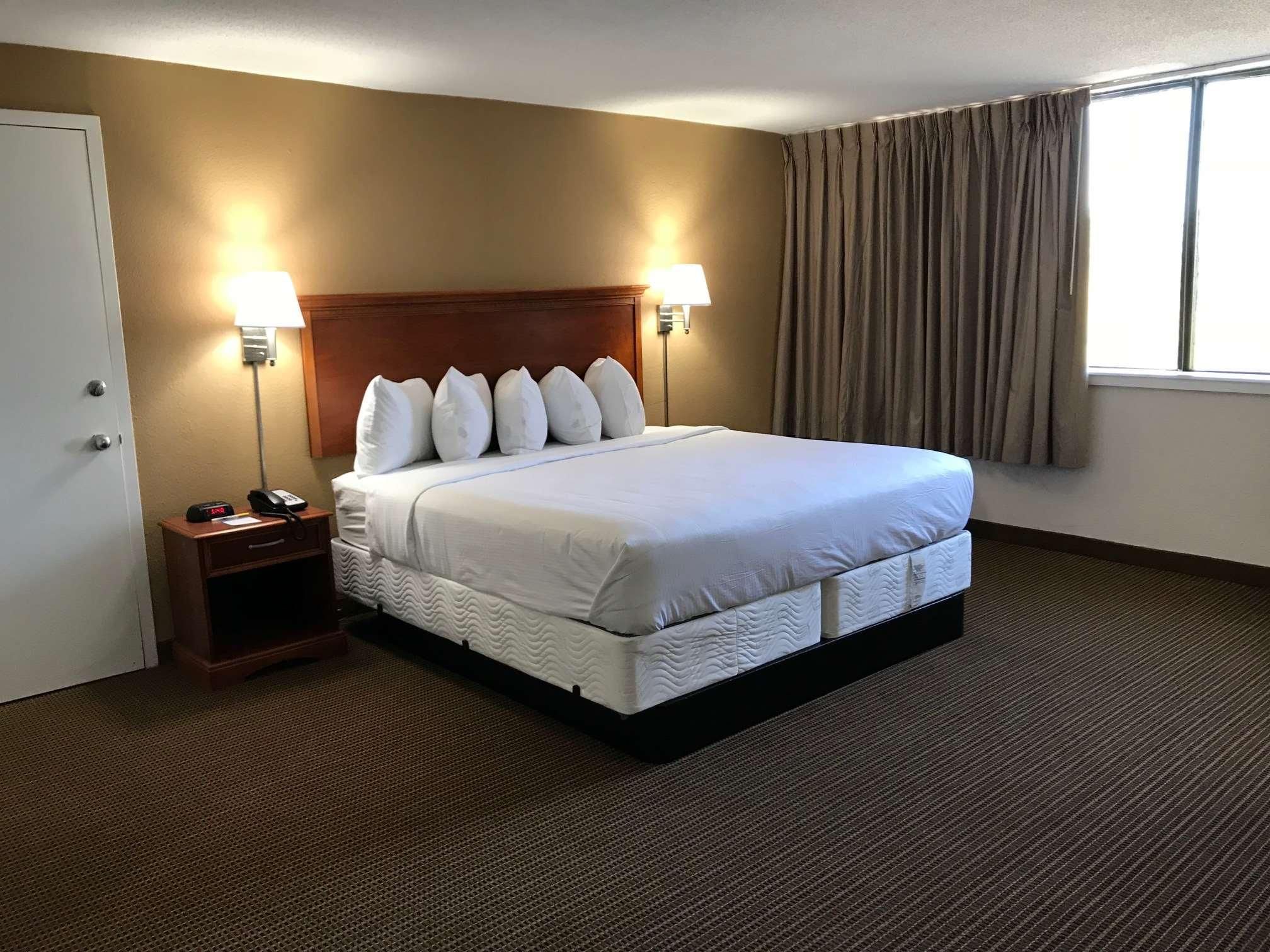 1 King Bed, Mobilty/Hearing Impaired Acessible Deluxe Room, Bathtub w/ Grab Bars, Non-Smoking