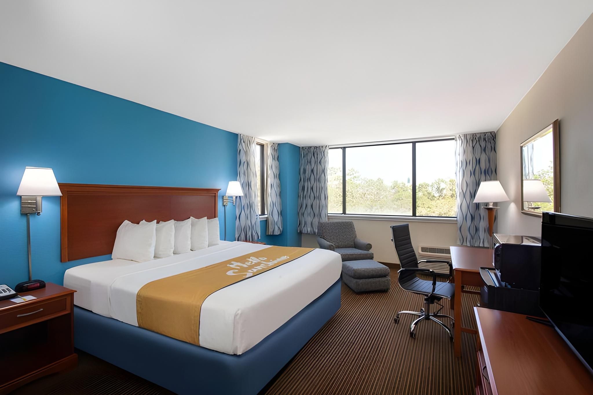 1 King Bed Deluxe Room Interior Access Non-Smoking