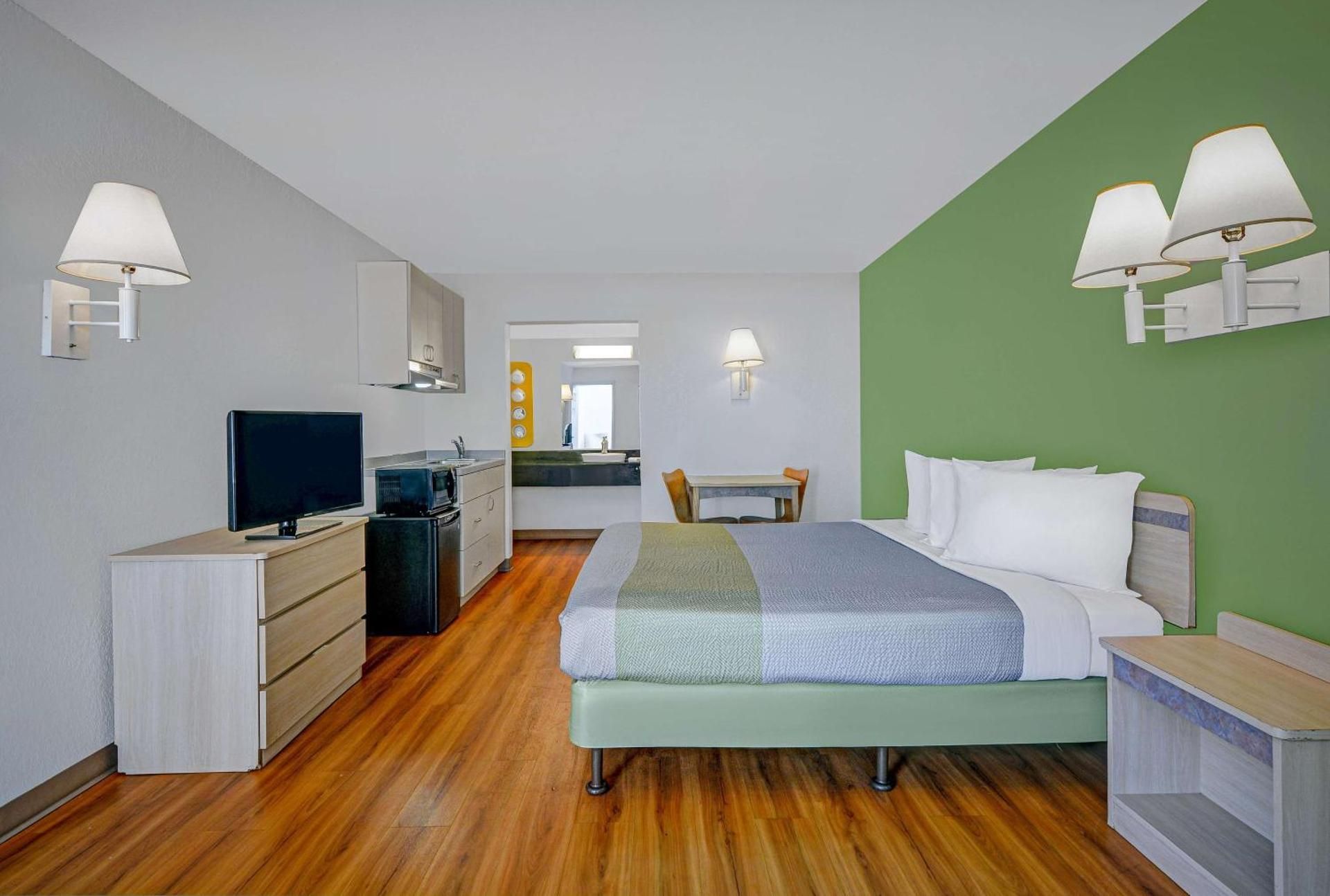 Deluxe Queen Room
