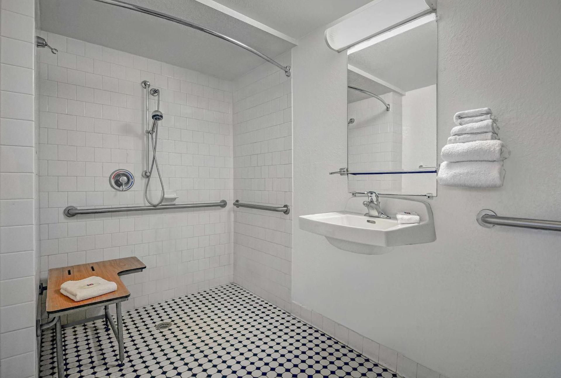 Queen Room - Disability Access - Roll in Shower