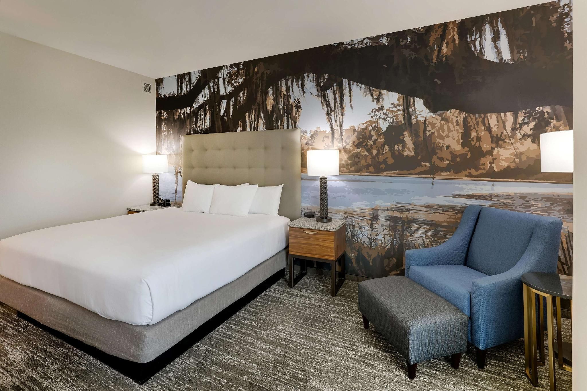 Deluxe King Room - Accessible, Roll-in Shower