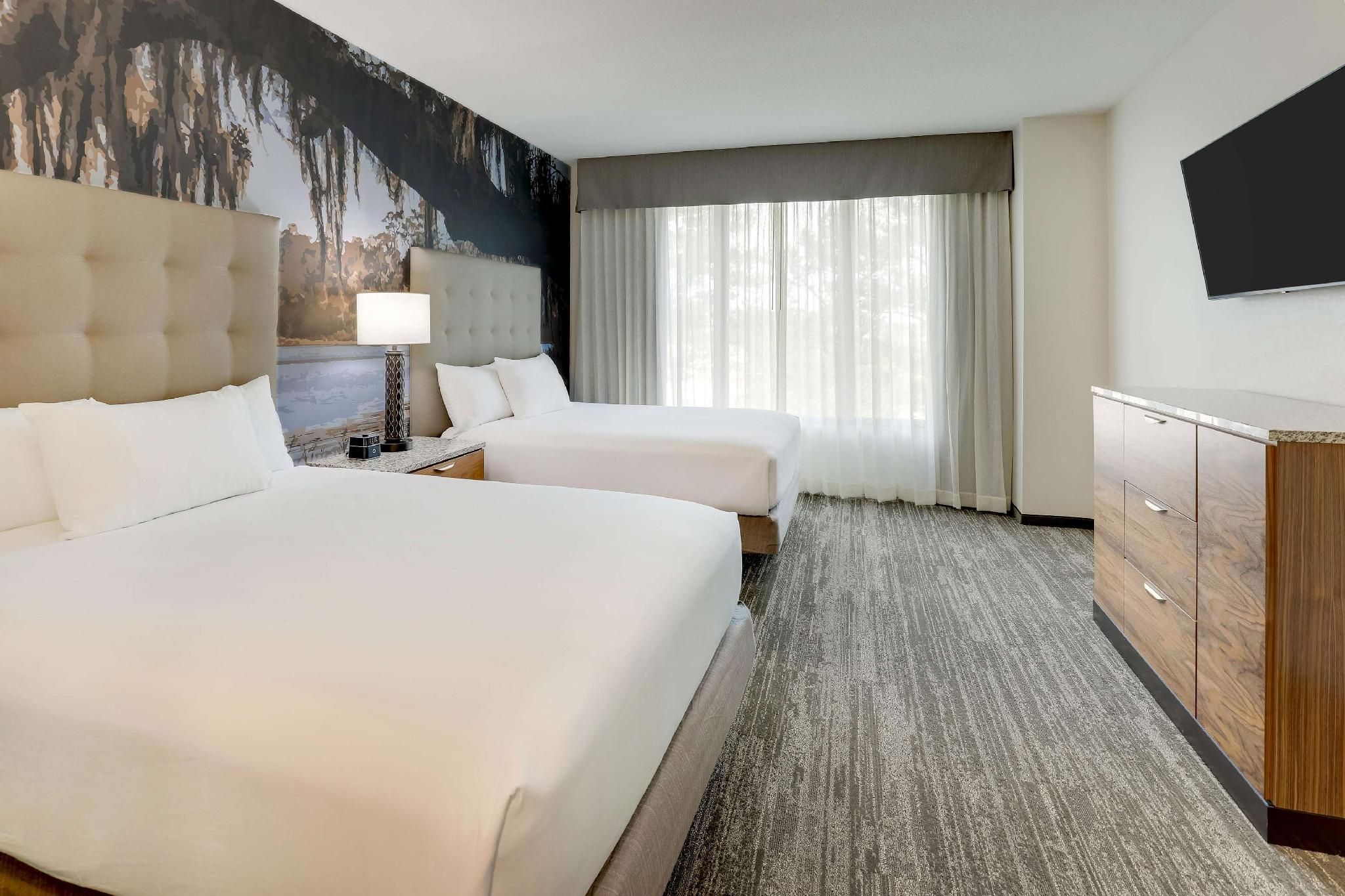 Queen Suite with Sofa Bed - Accessible, Tub