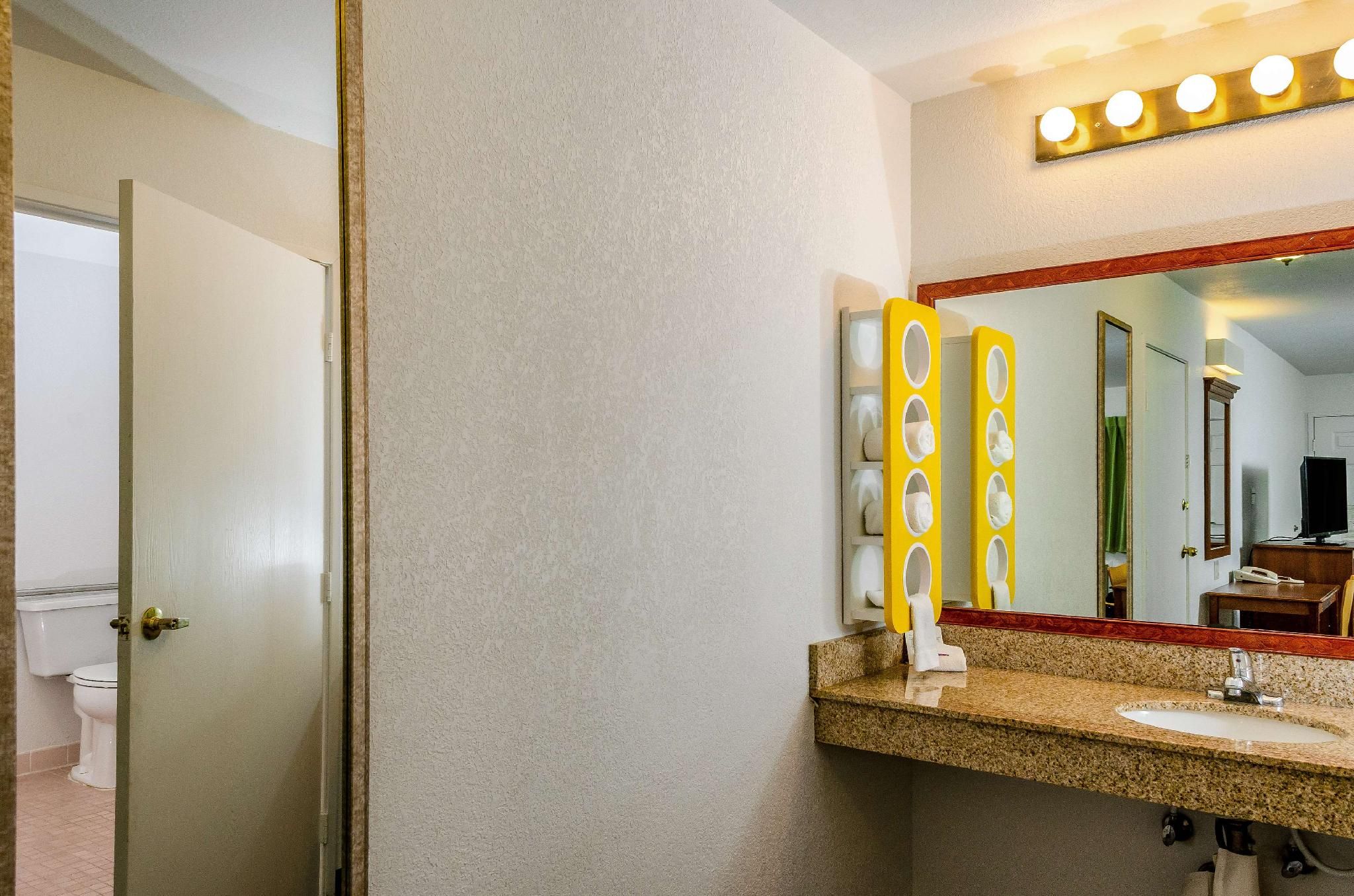 Motel 6 Oakdale, CA 2 Queen Beds | Non-Smoking 3