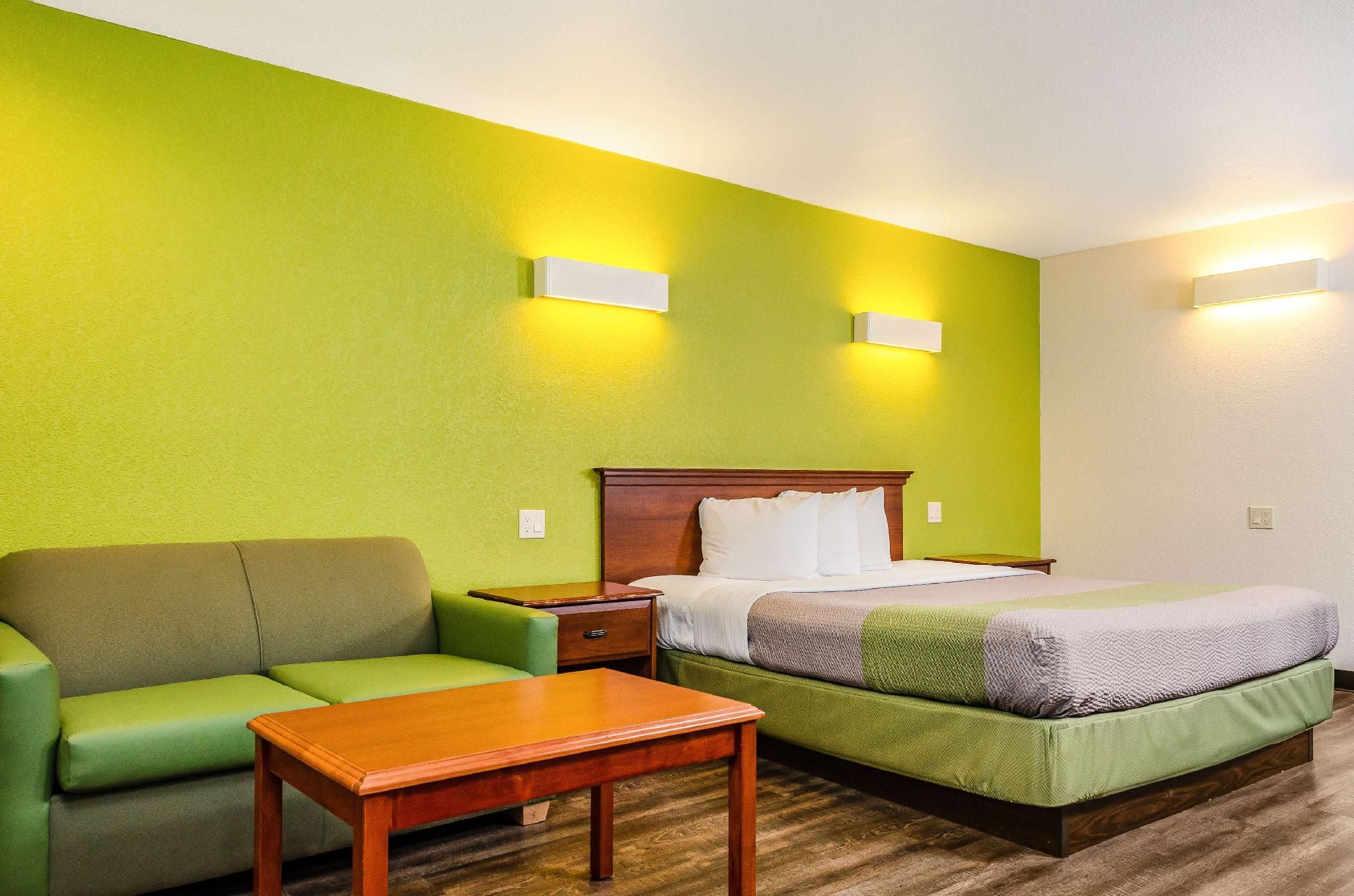 1 King Bed | Non-Smoking