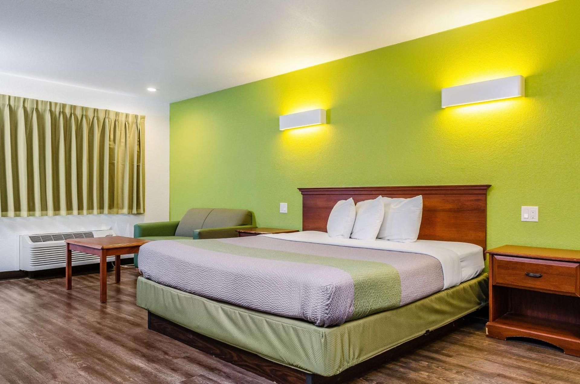 Motel 6 Oakdale, CA Deluxe King Room - Non-Smoking