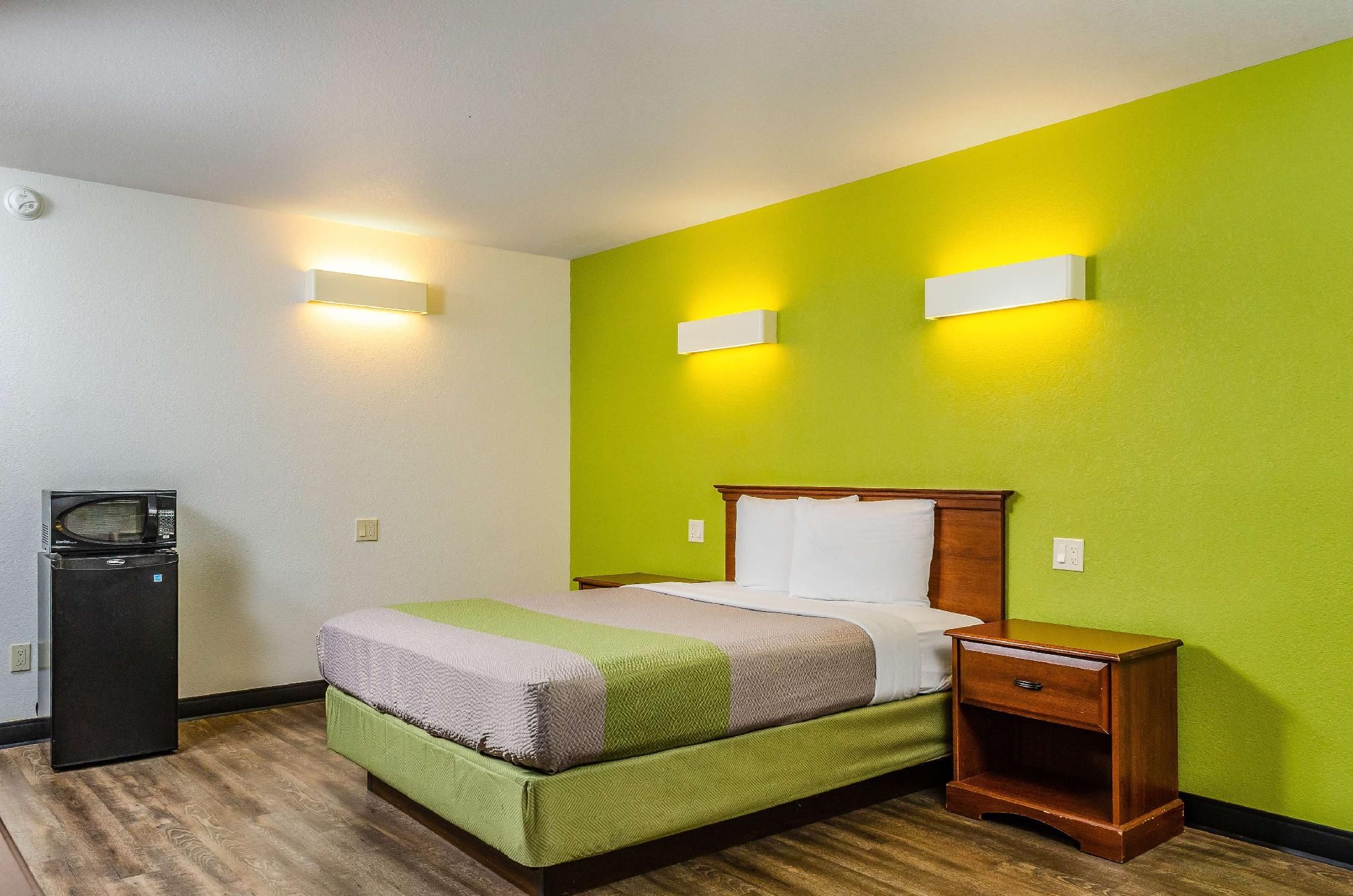1 Queen Bed | Mob Acc RI Shwr Nsmk Micfridg