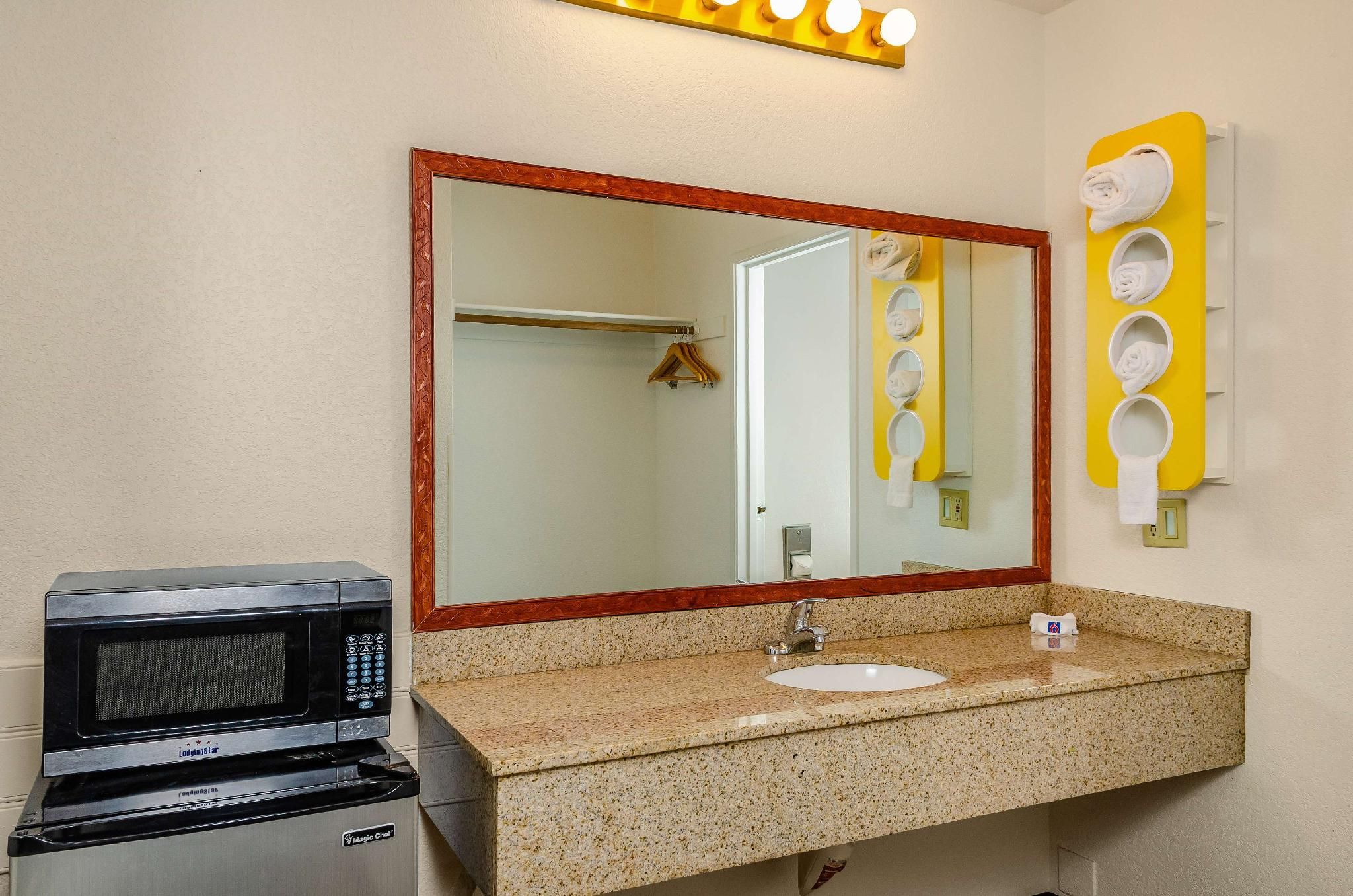 Motel 6 Oakdale, CA 1 King Bed | Non-Smoking, Kitchen 2