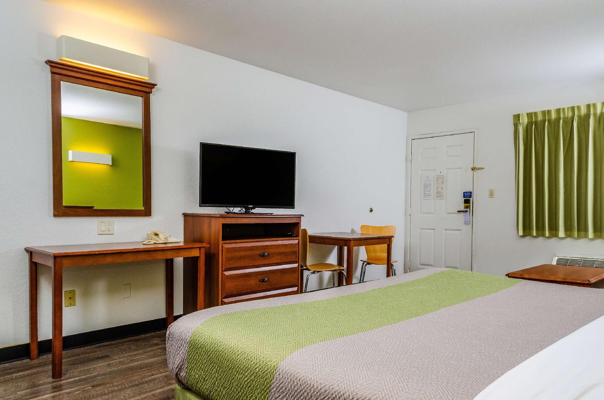 1 King Bed | Smoking, Kitchen