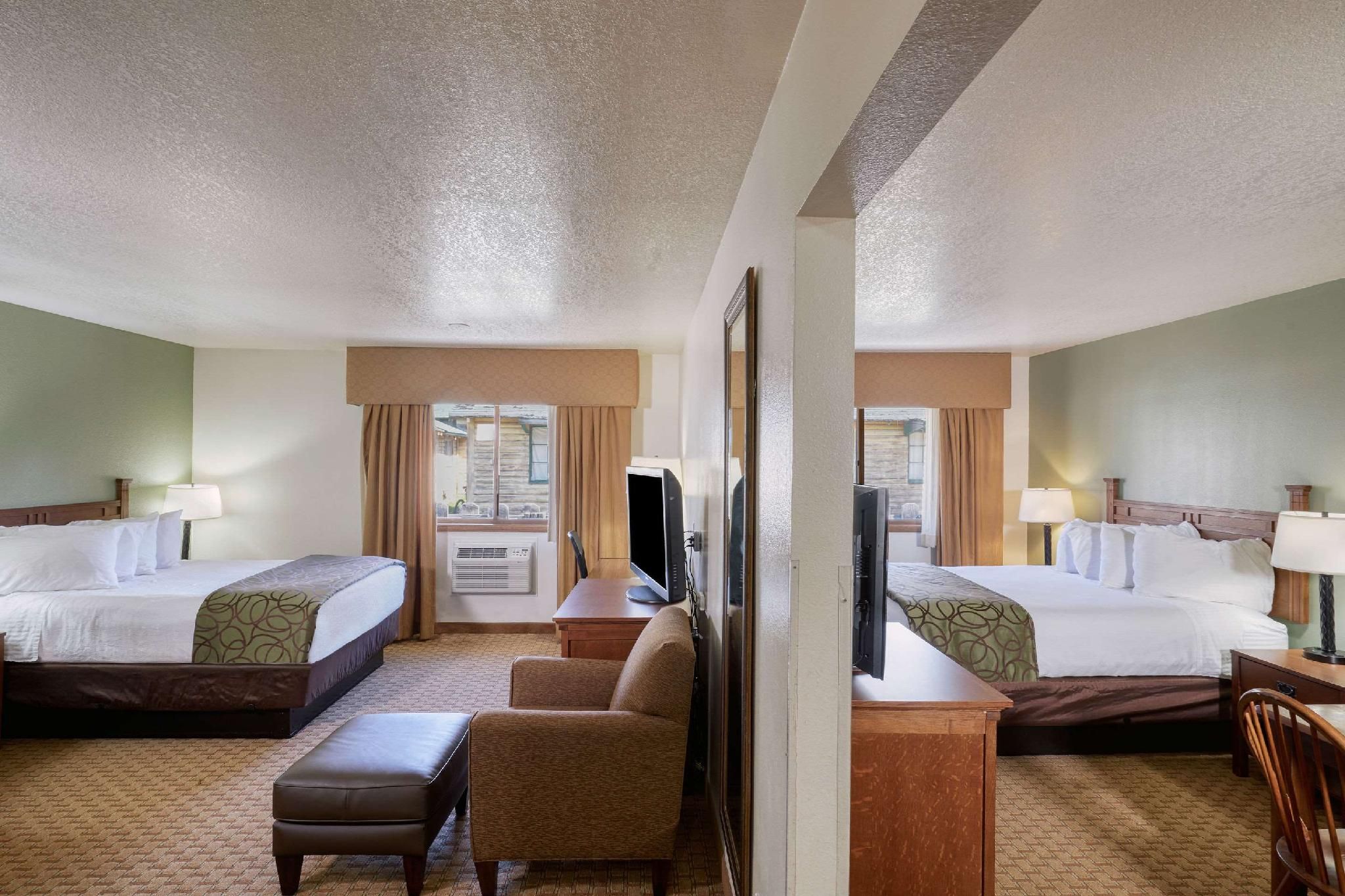 2 Queen Beds, Suite, Nonsmoking
