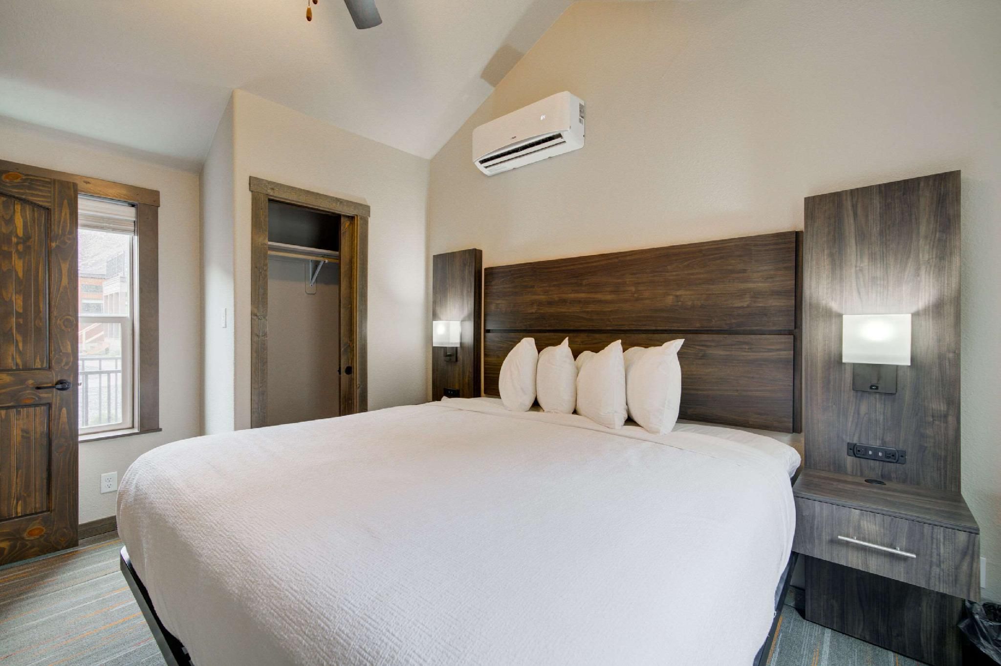 1 King Bed, 1 Double Bed, 1 Single Bed, Efficiency, Suite, Nonsmoking, Accessible, Upgrade
