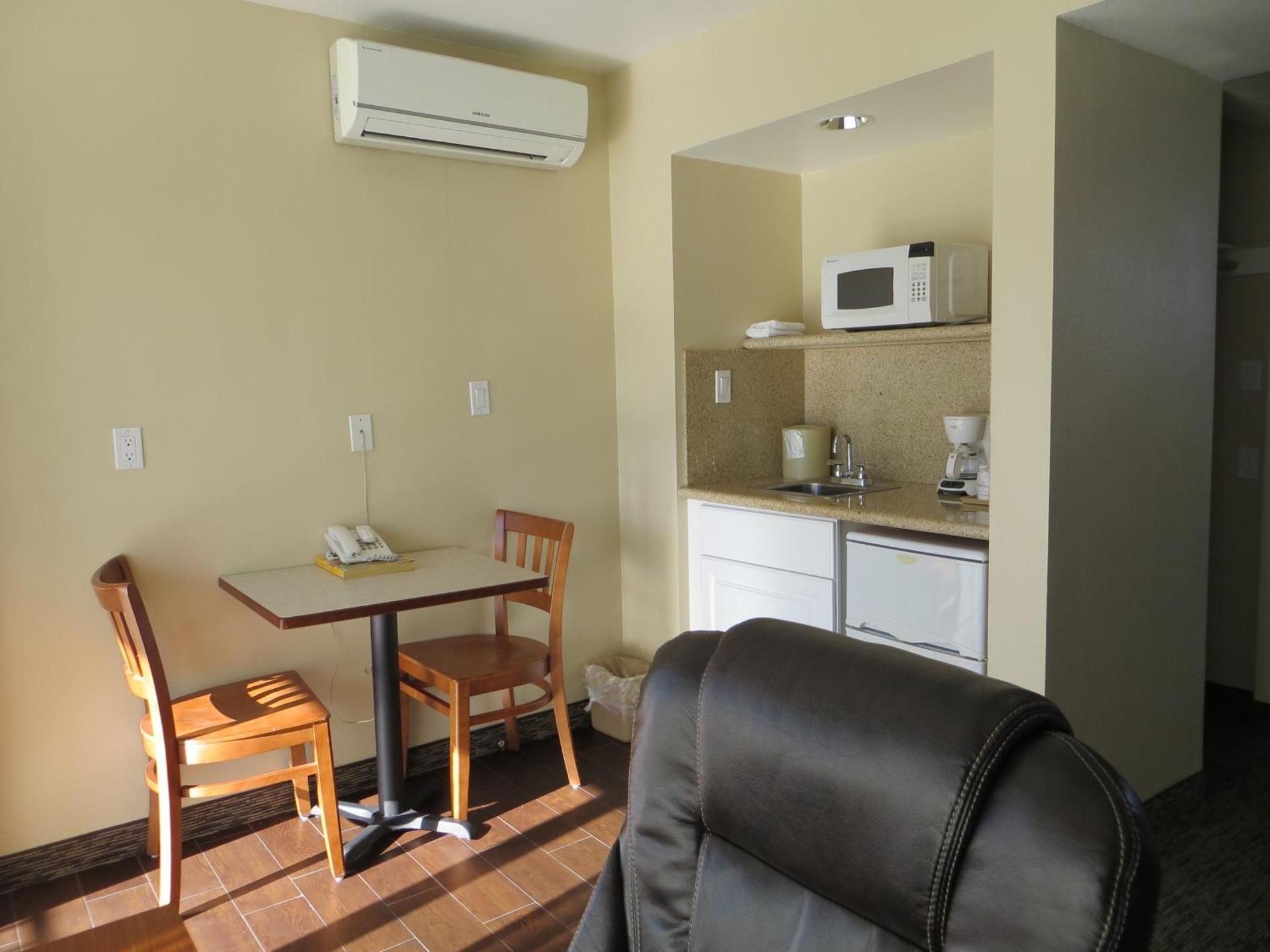 Coronet Motel Double Room - Disability Access 3