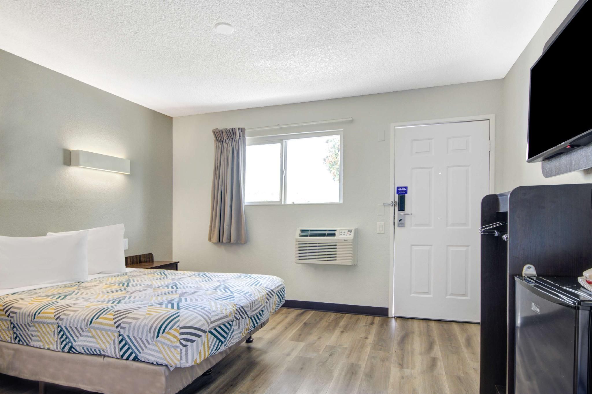1 Full Bed | ADA/Tub/Mini Fridge