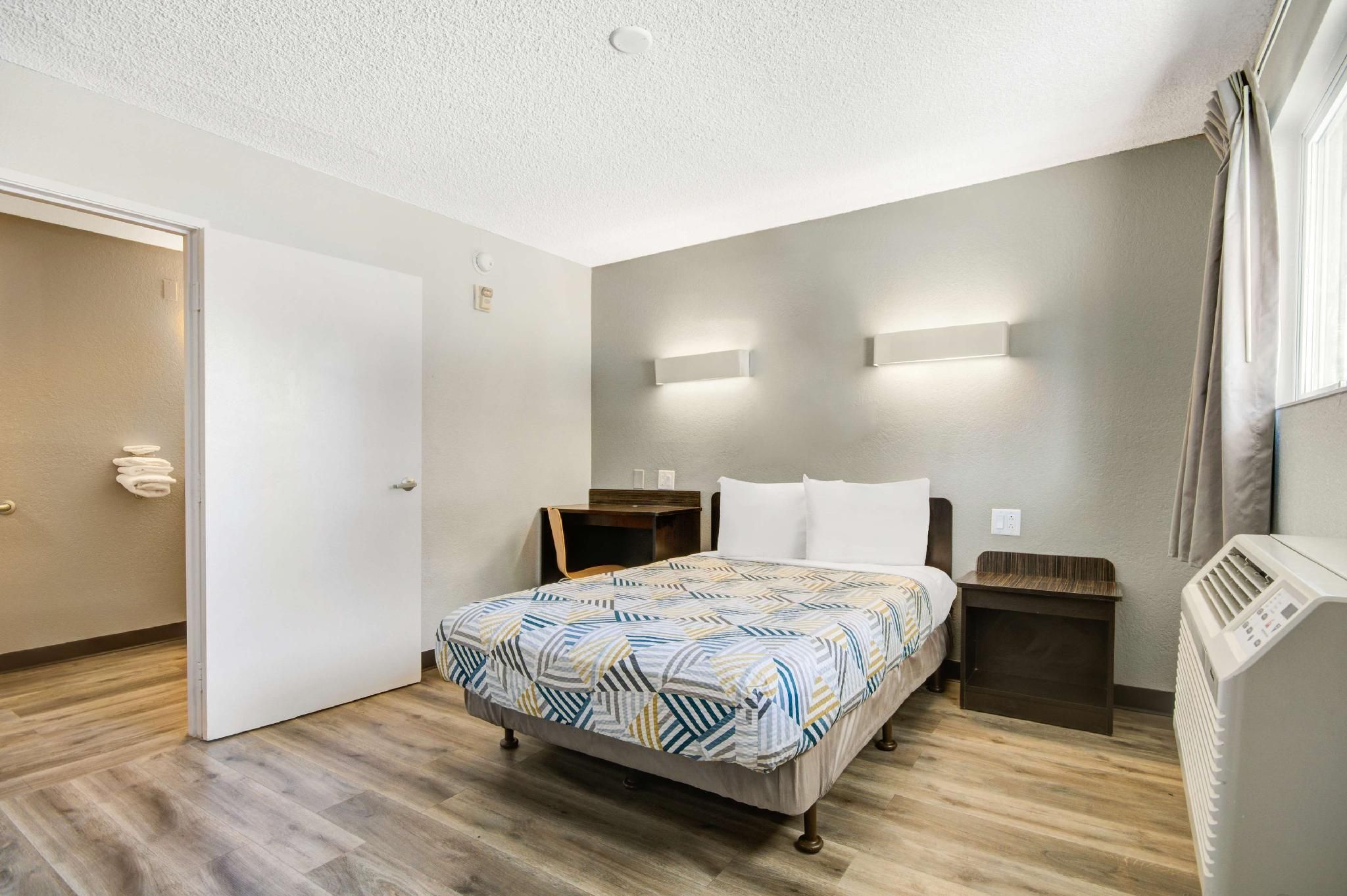 1 Full Bed | ADA/Tub/Mini Fridge