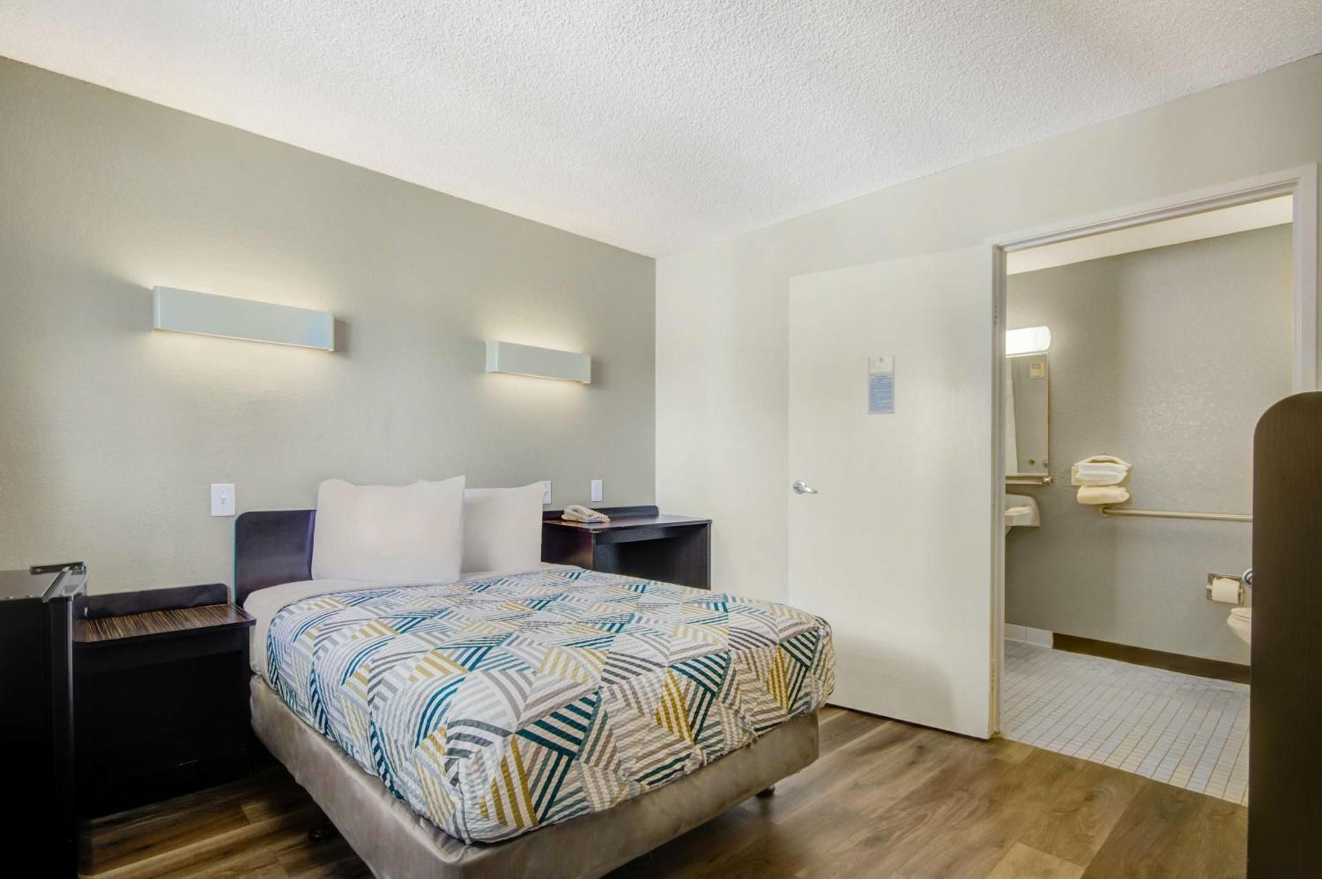 Double Room - Disability Access - Roll In Shower