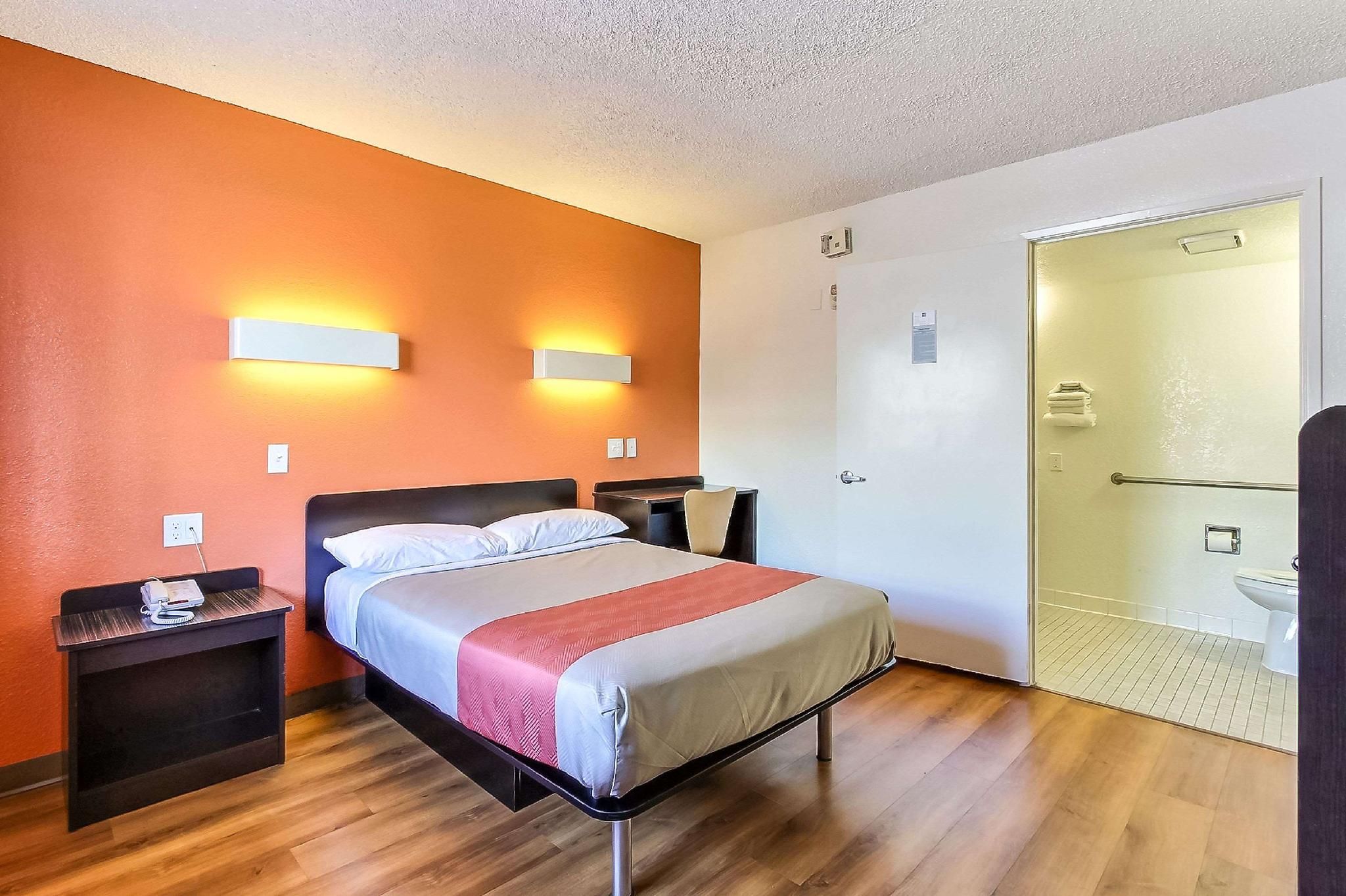 1 Queen Bed, Nonsmoking, Upgrade