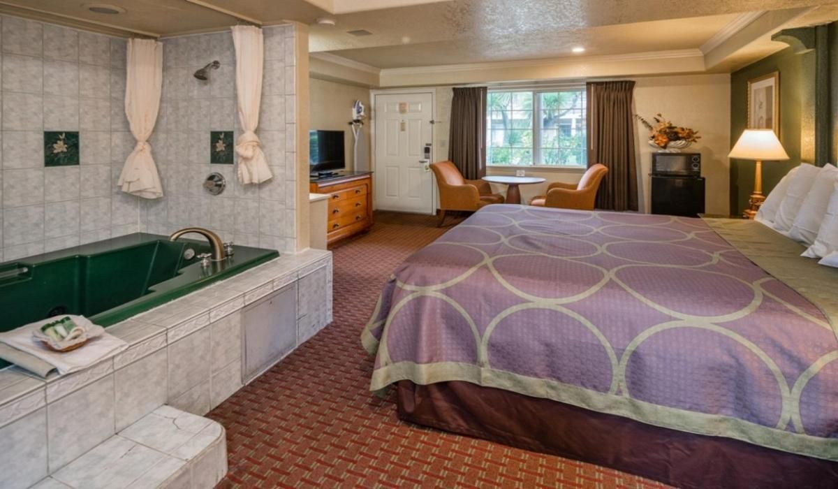 Studio with Spa Bath