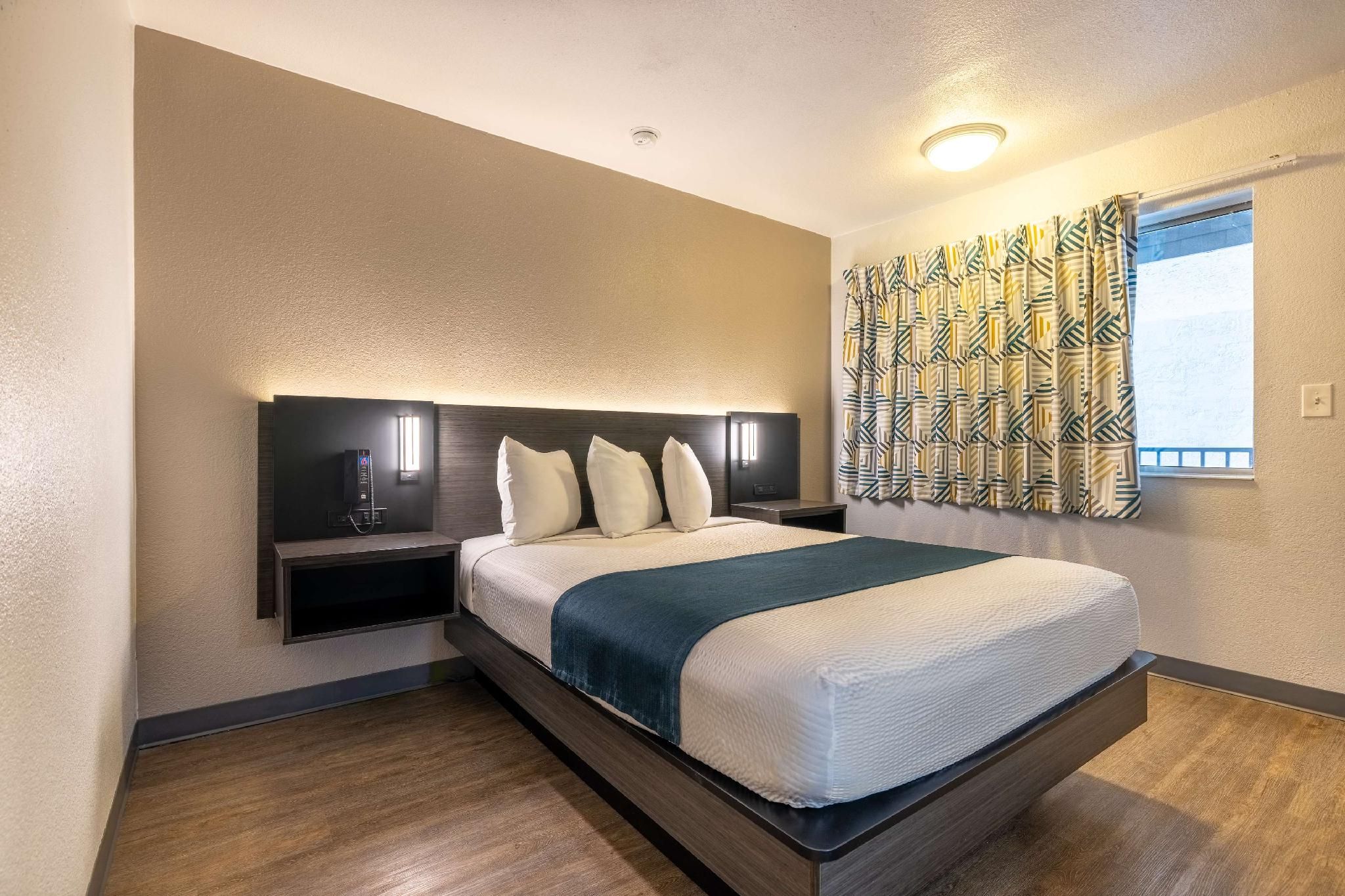 1 Queen Bed | Micfridge