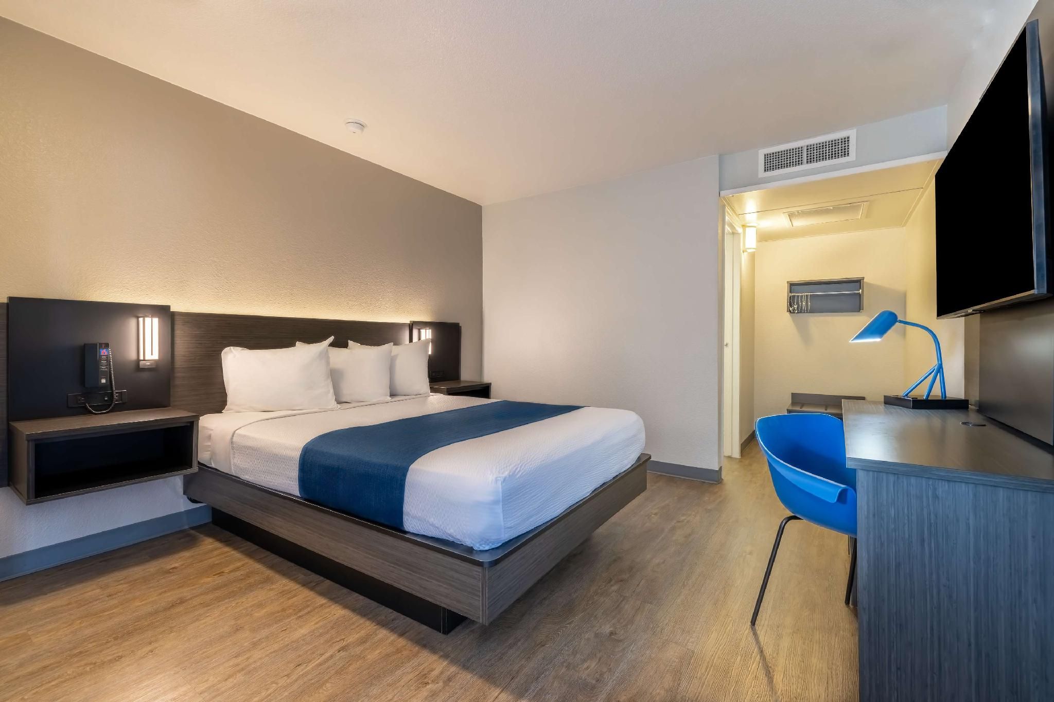1 Queen Bed |