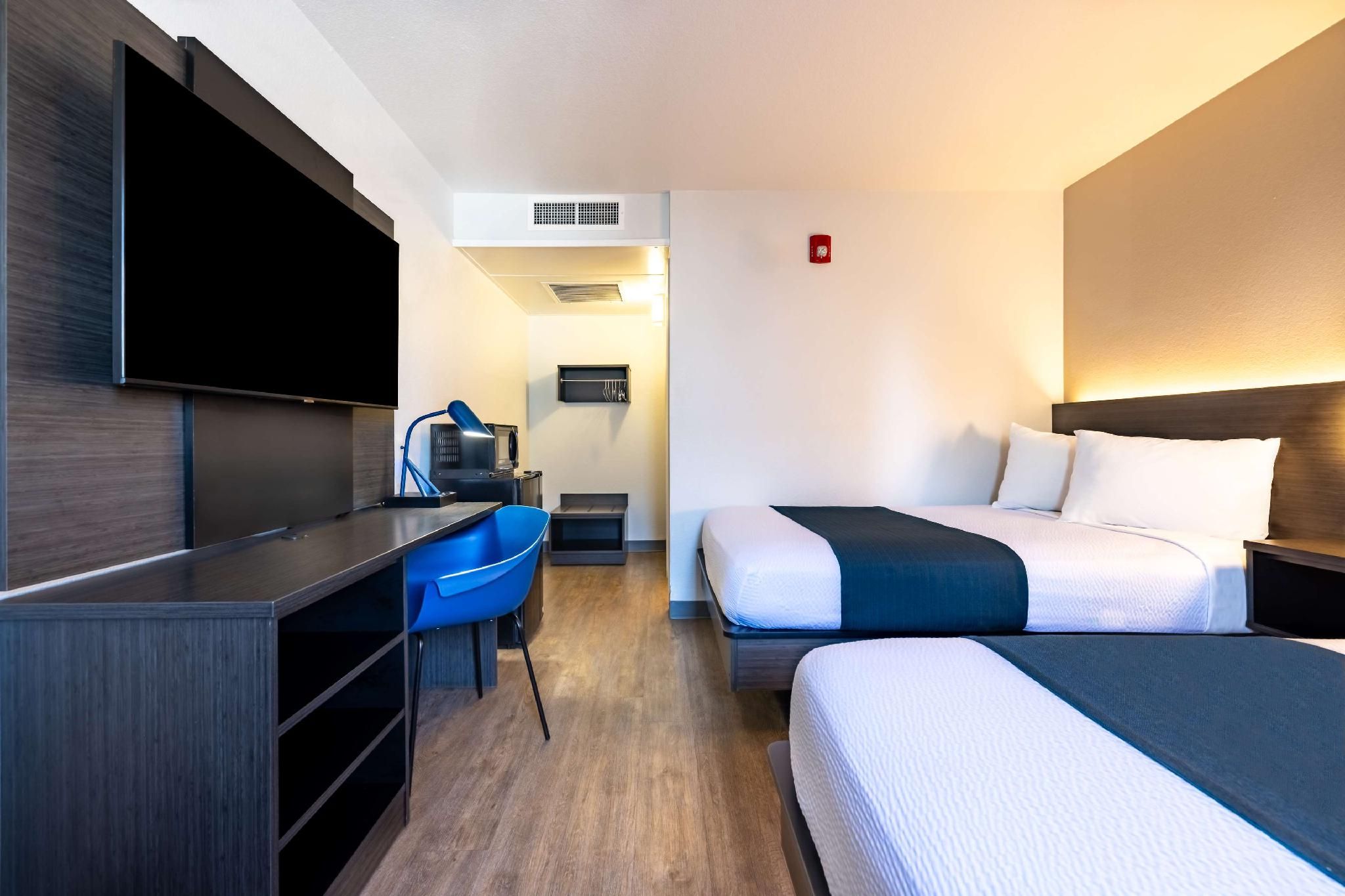 2 Full Beds | Micfridge