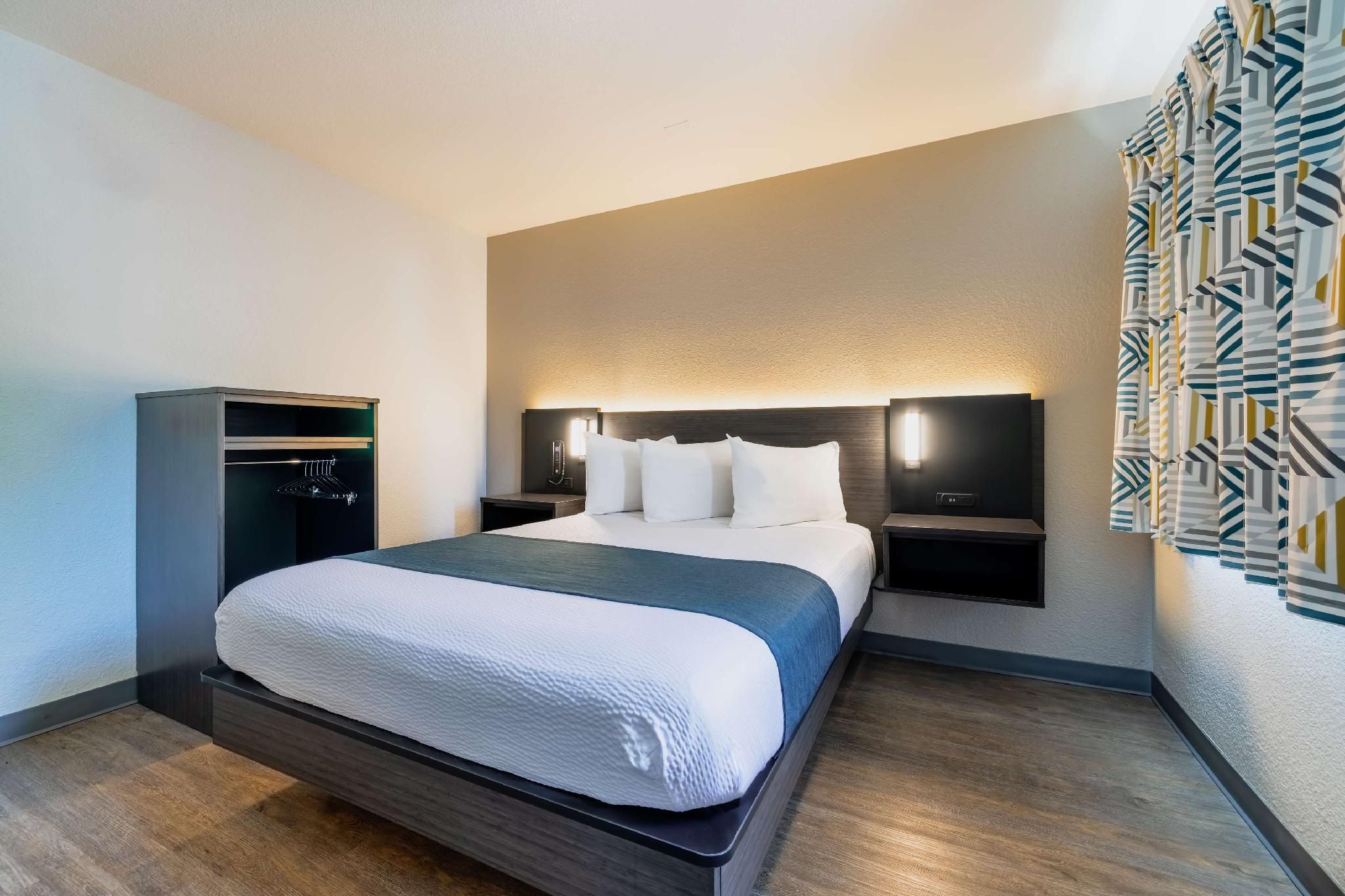 1 Queen Bed | ADA/Tub/Micfridge