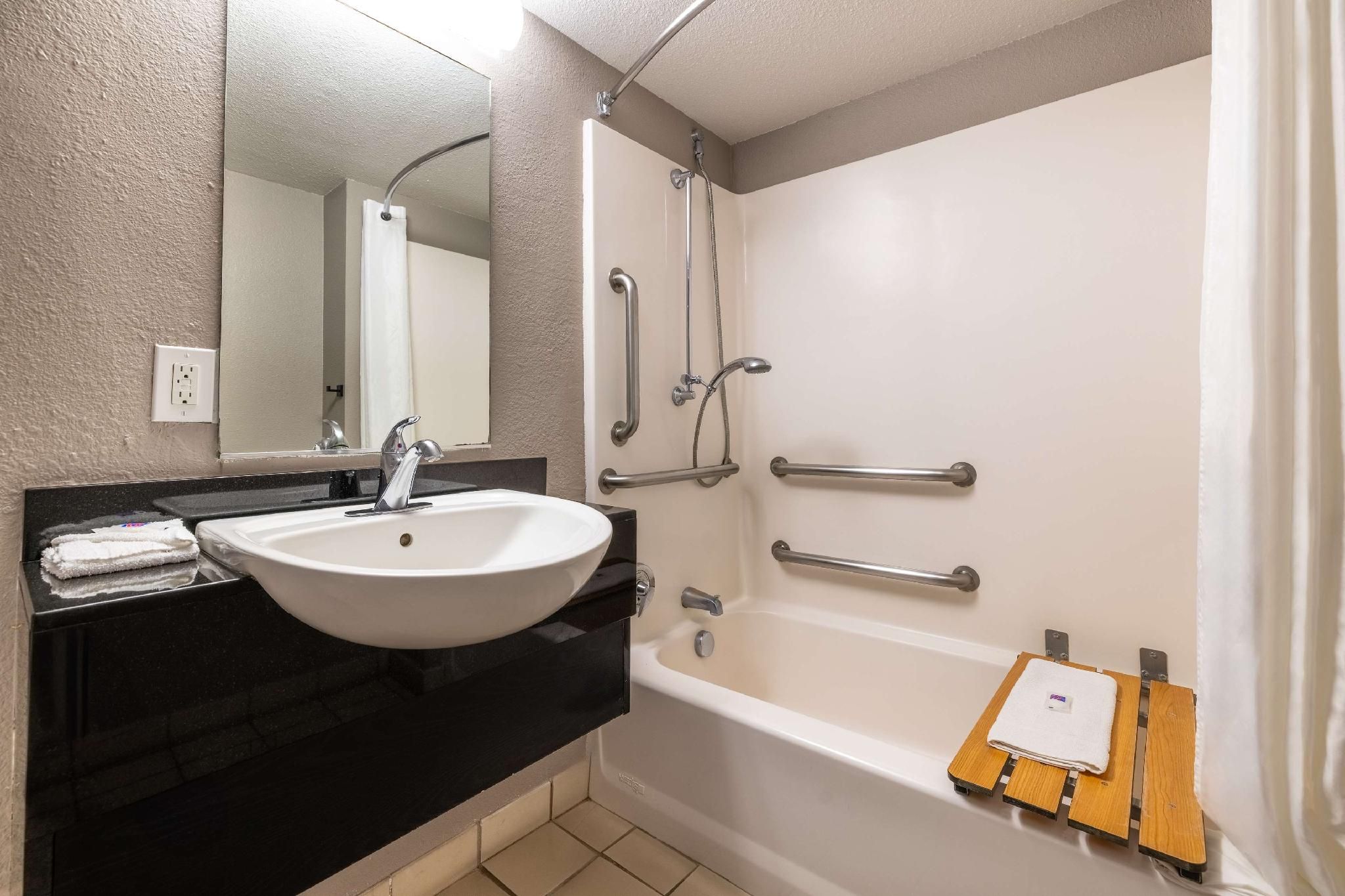 1 Queen Bed | ADA/Tub/Micfridge