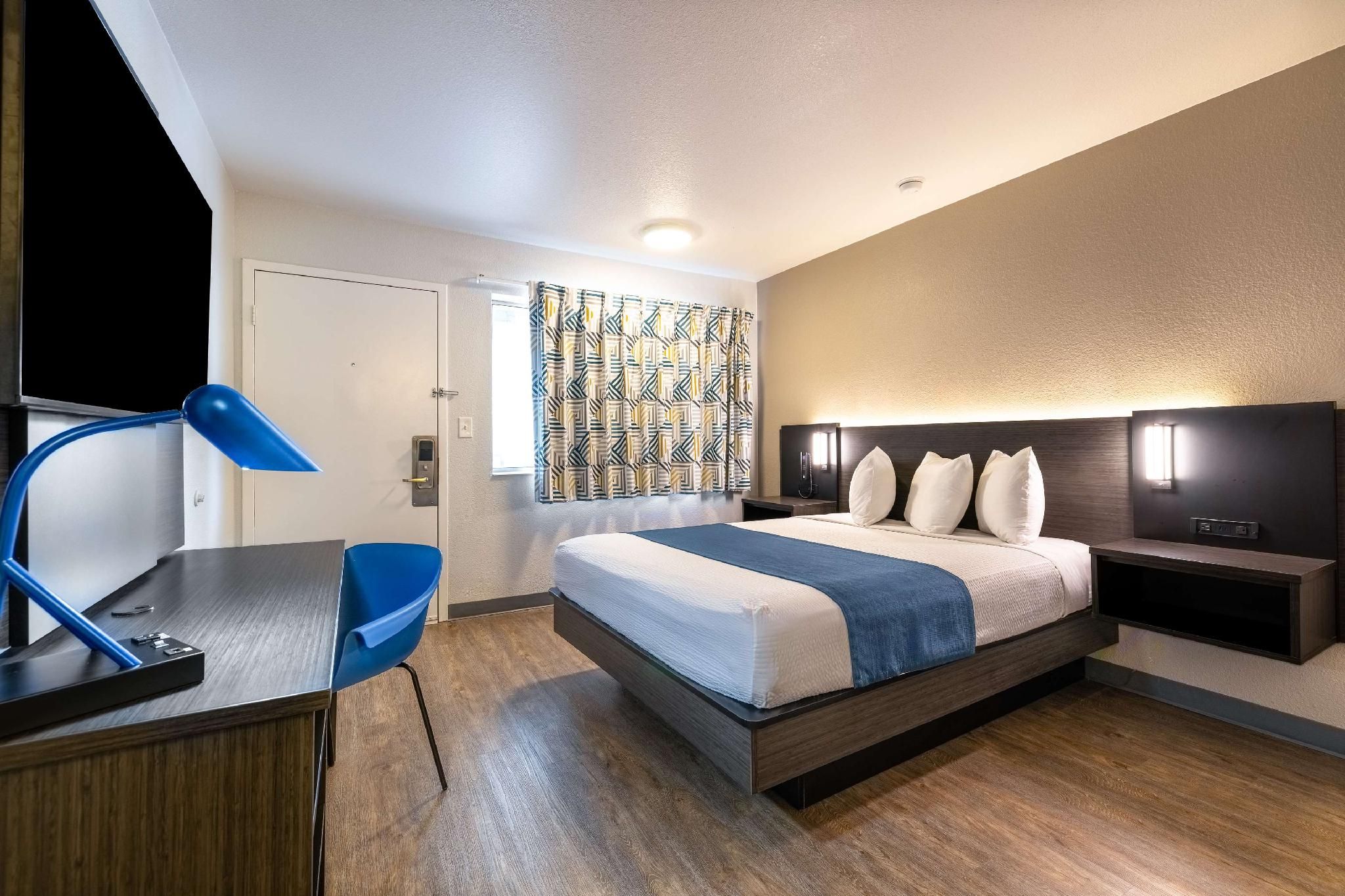 1 Queen Bed |