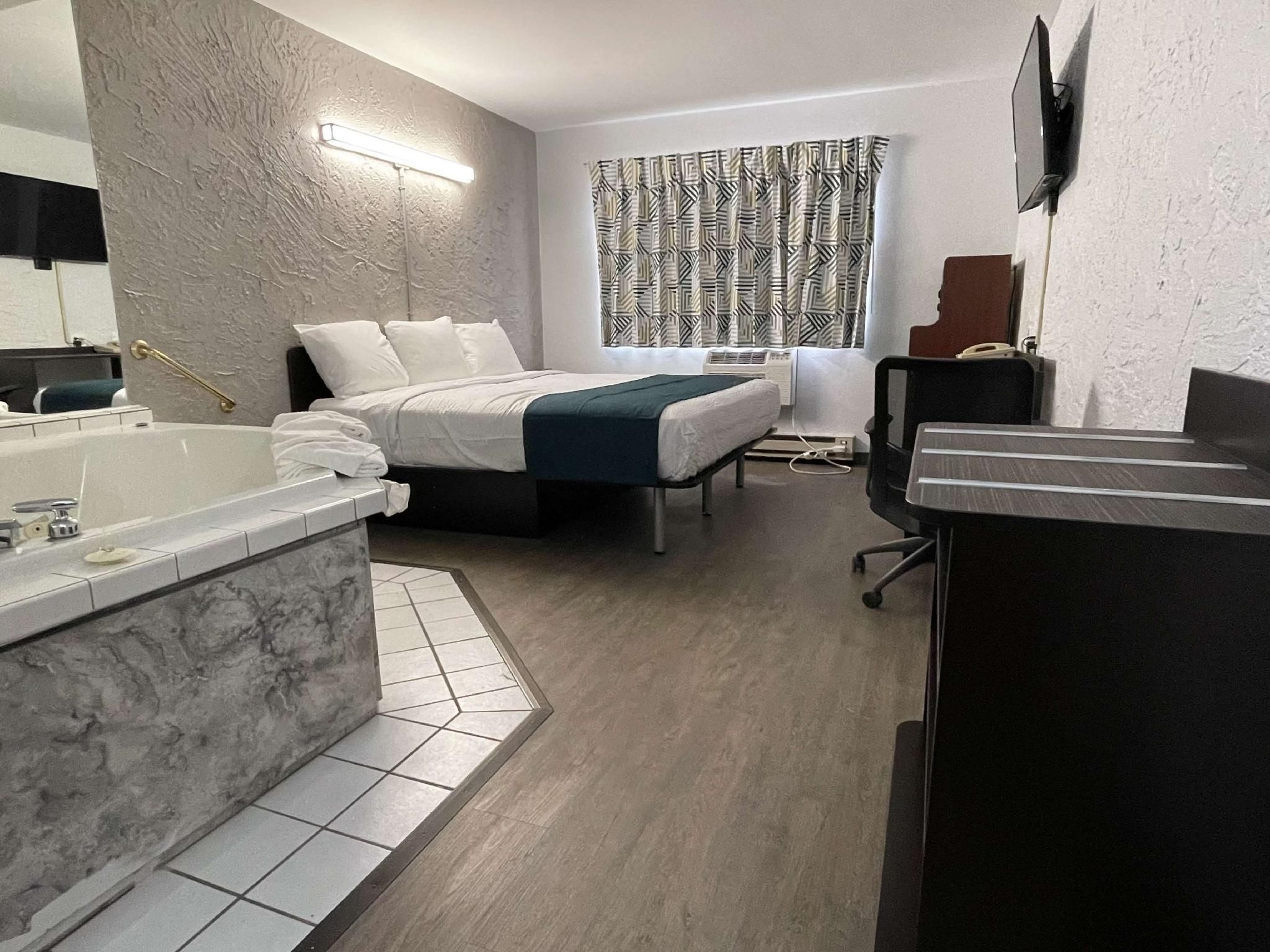 1 King Bed | Non-Smoking, Hot Tub