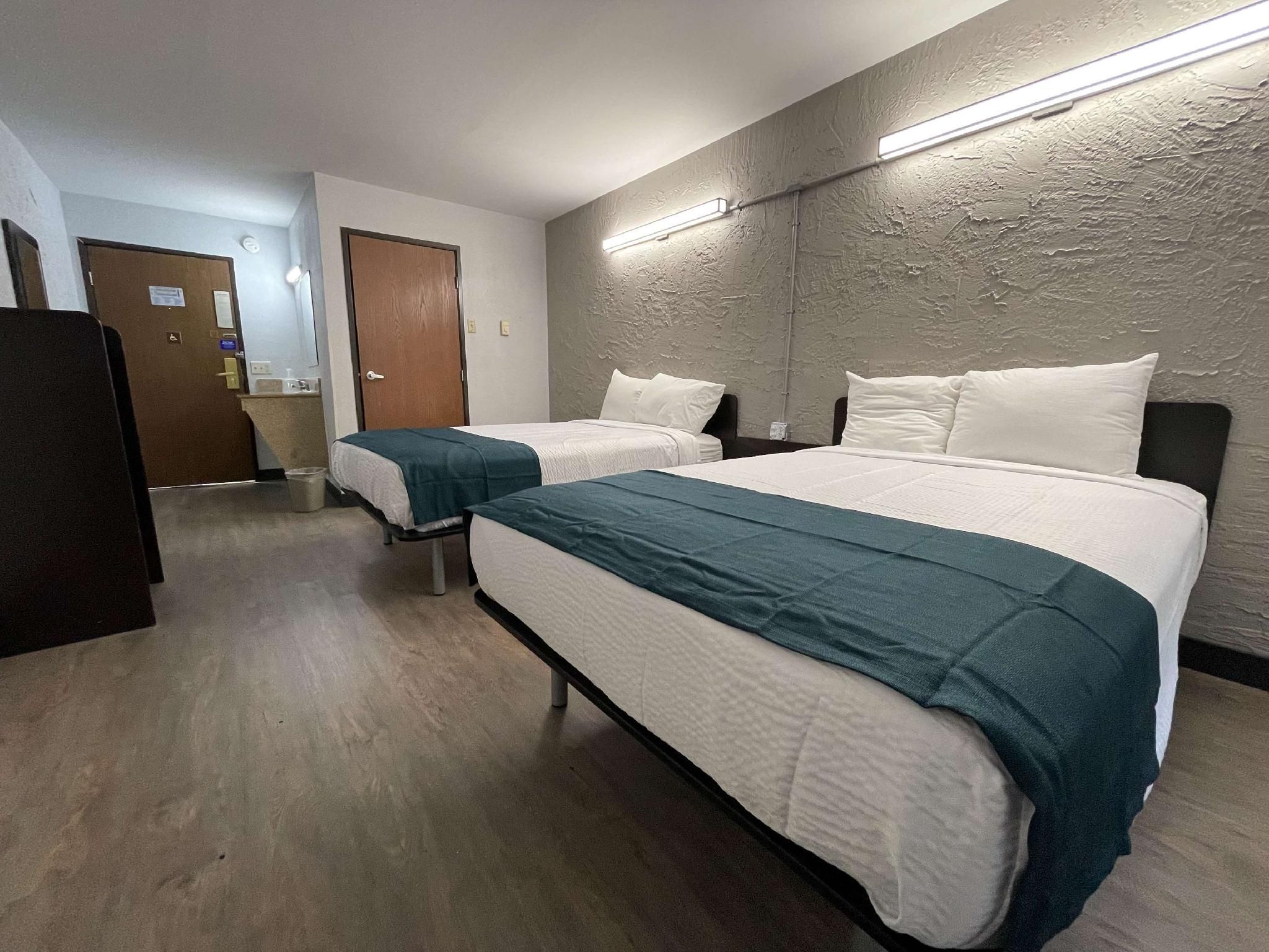 2 Full Beds | Mobility Accessible Tub Nsmk