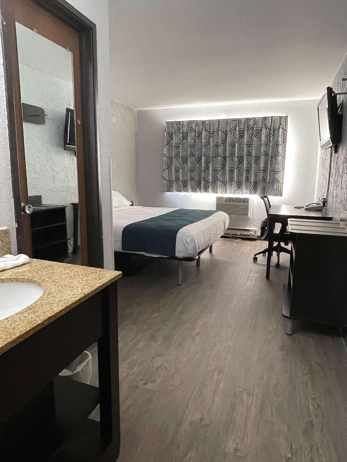 1 Queen Bed | Non-Smoking