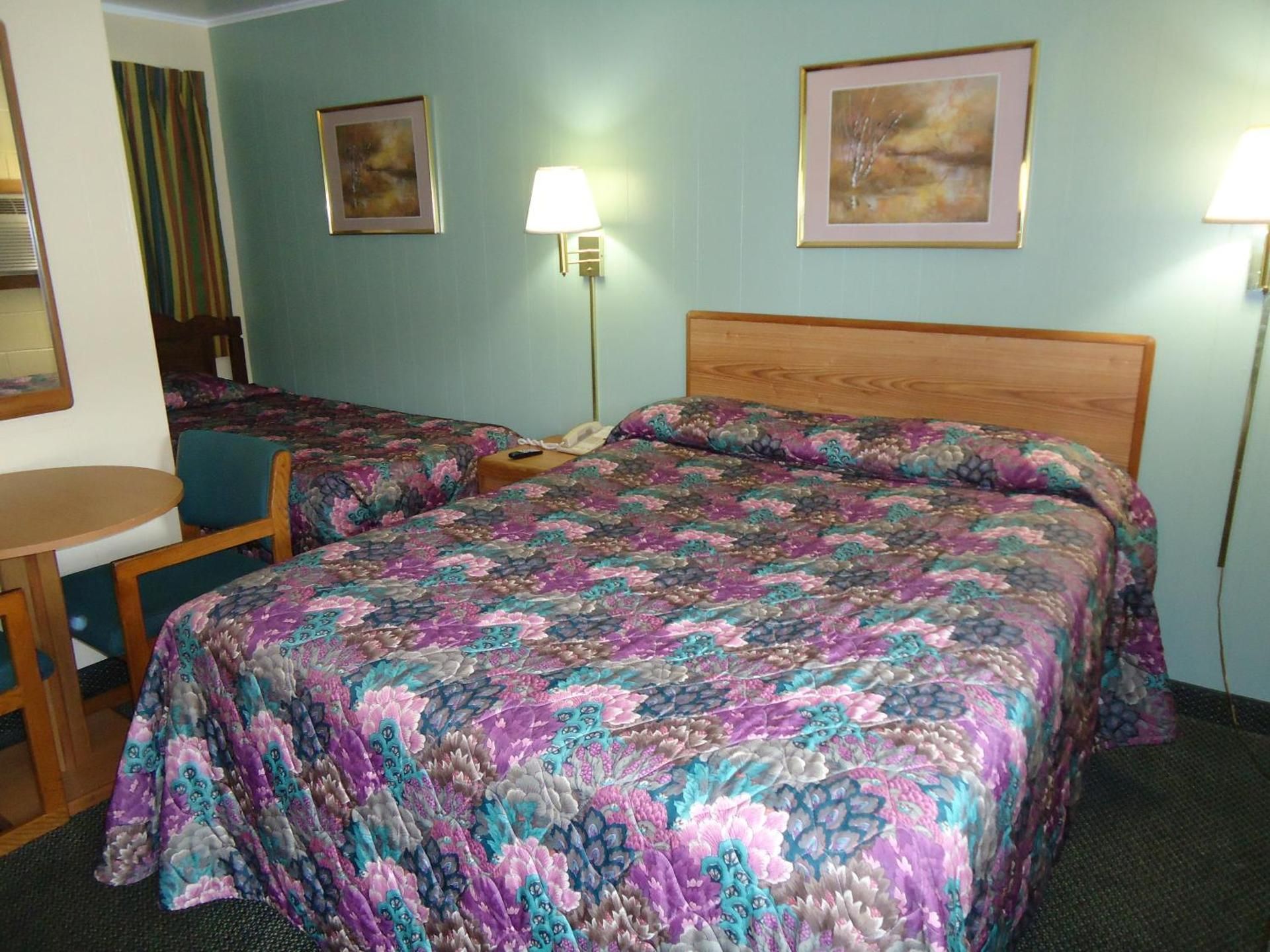 Queen and Twin Bed Room