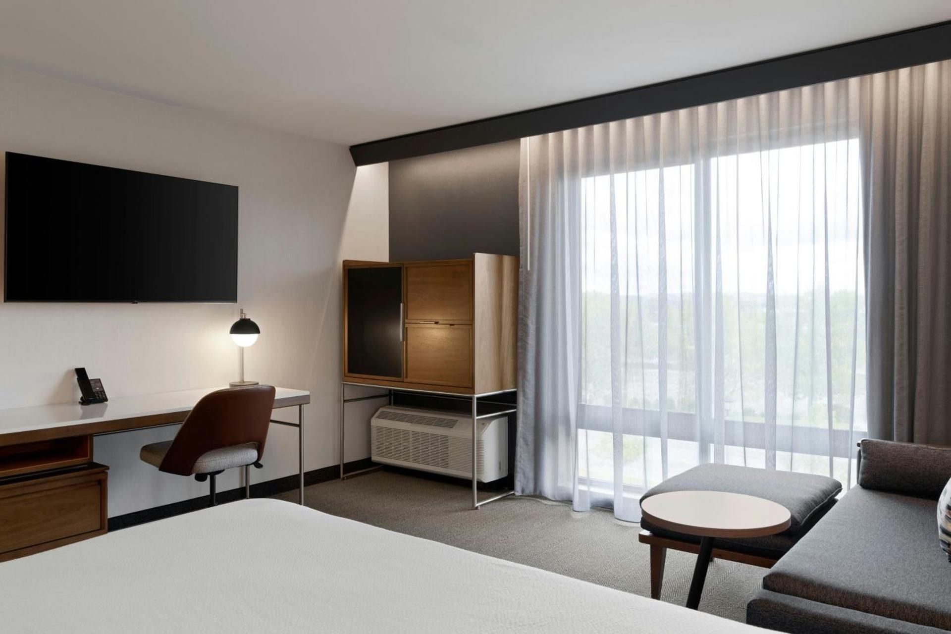 King Room with Non-Private Sofa Bed - Hearing Accessible