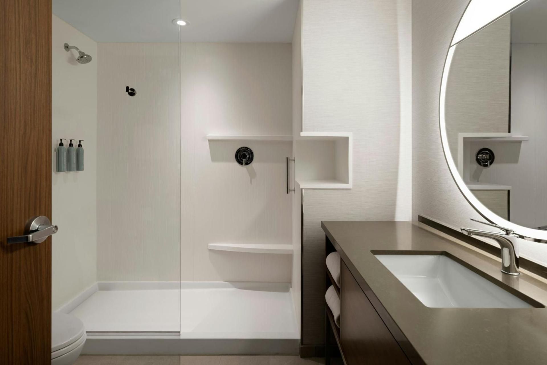 King Room with Non-Private Sofa Bed - Hearing Accessible