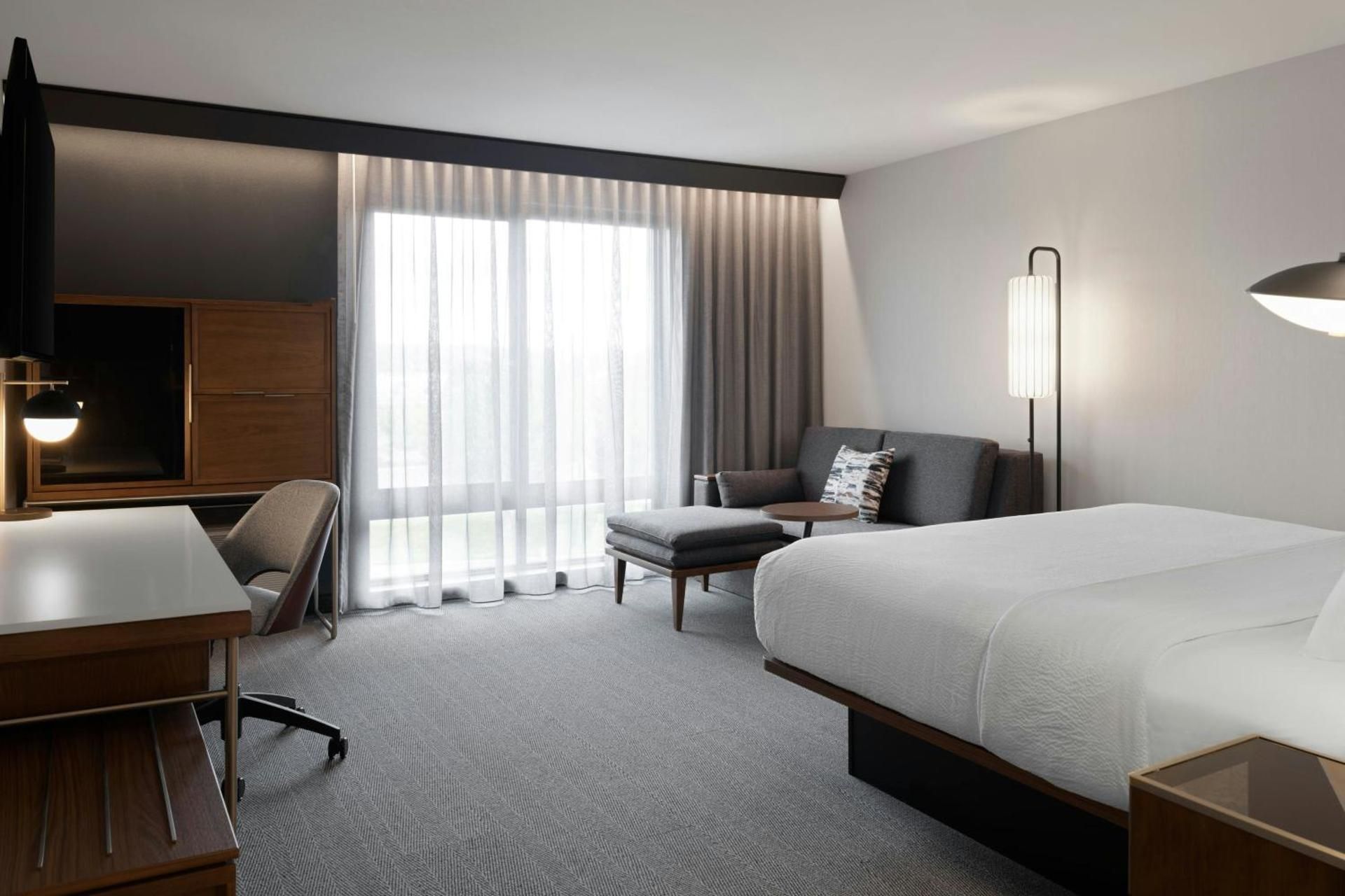 King Room with Non-Private Sofa Bed - Hearing Accessible