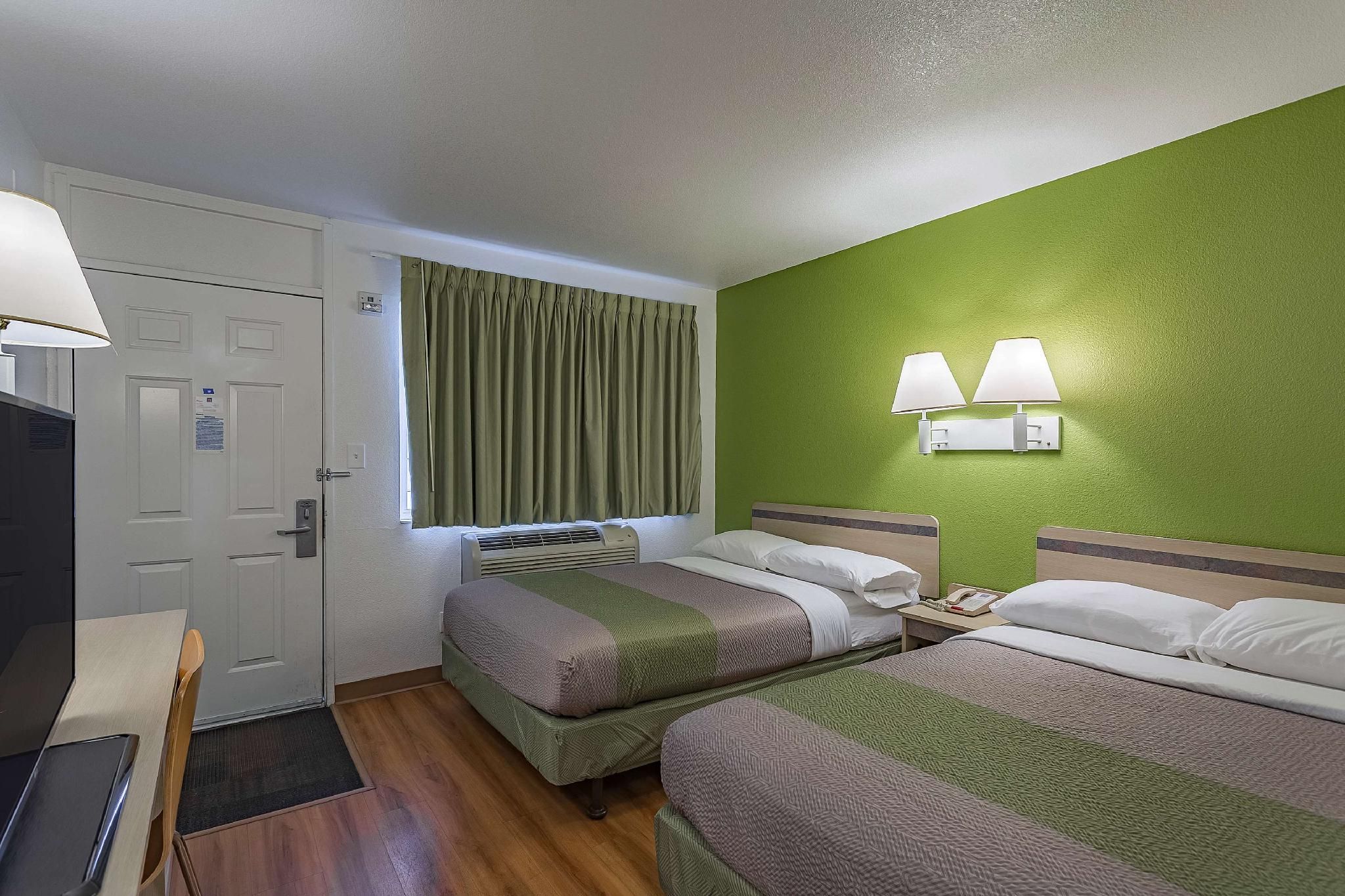 2 Full Beds |