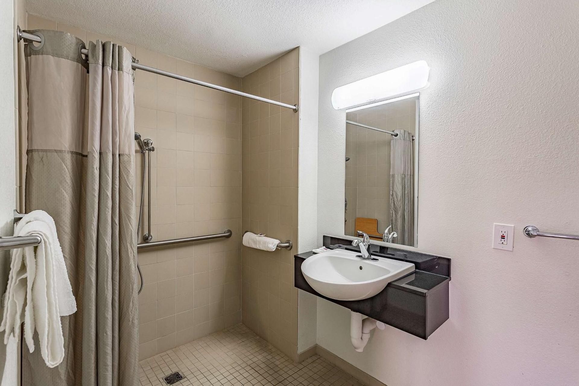 Double Room - Disability Access - Roll In Shower