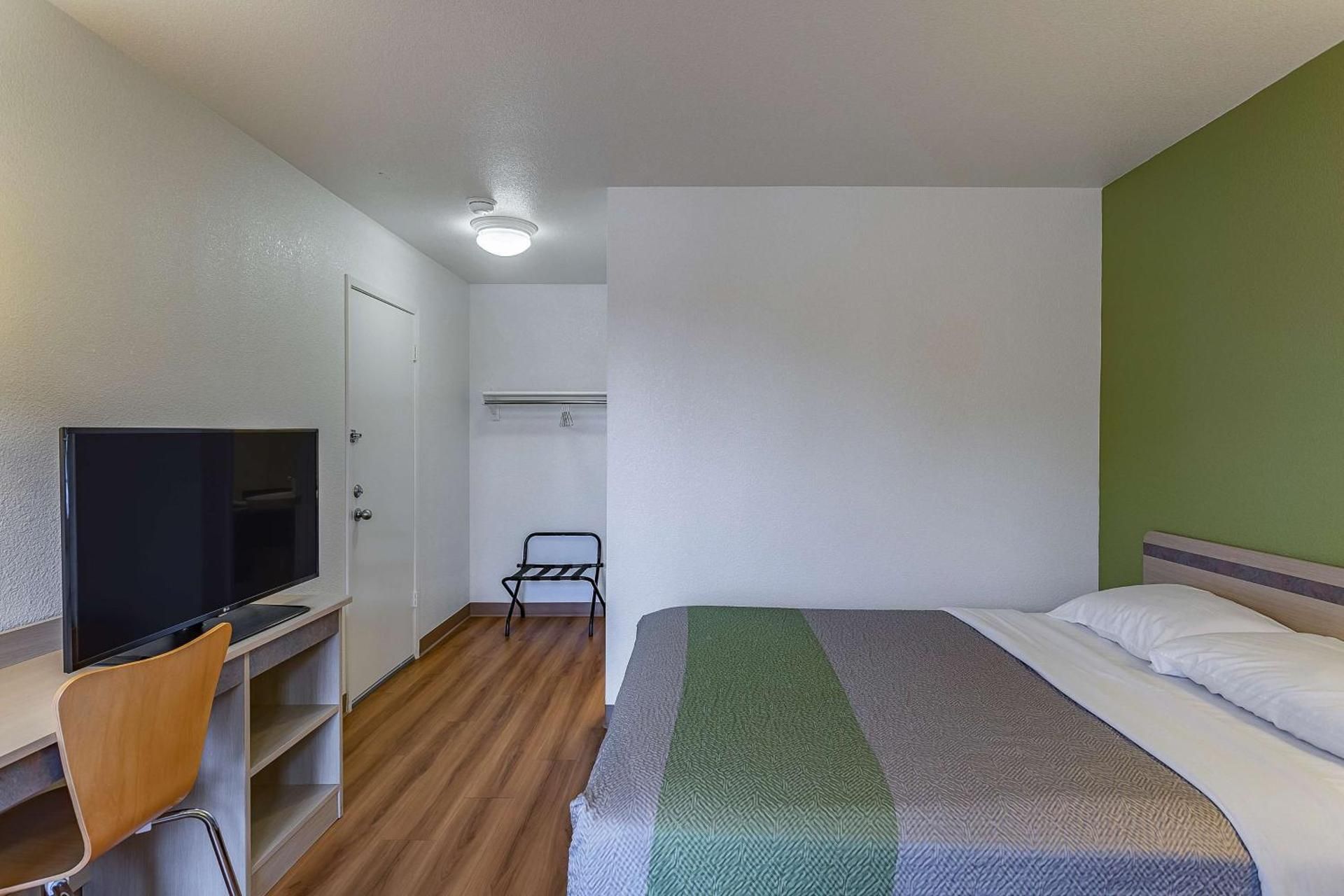 Deluxe Queen Room - Non-Smoking