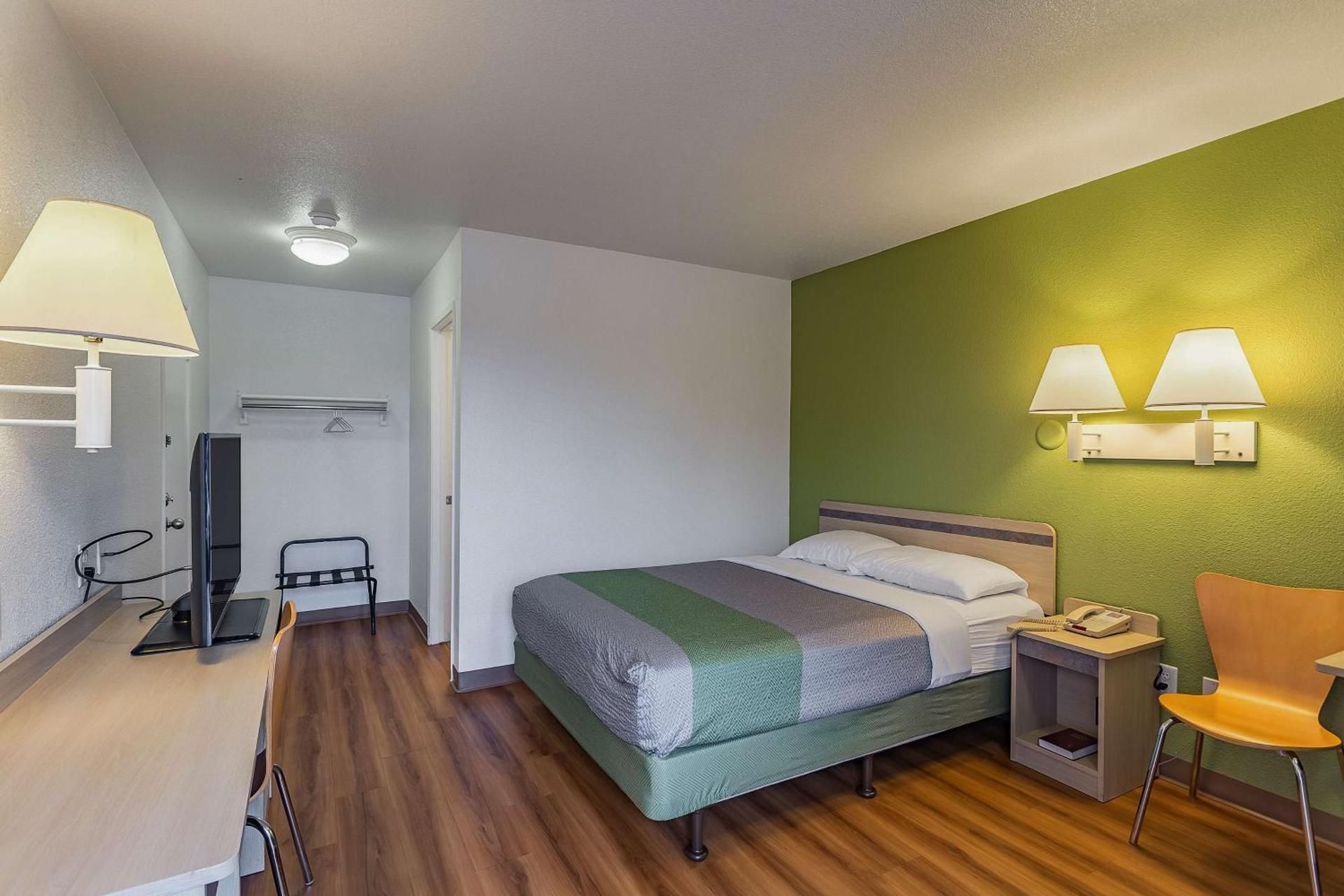 1 Queen Bed |