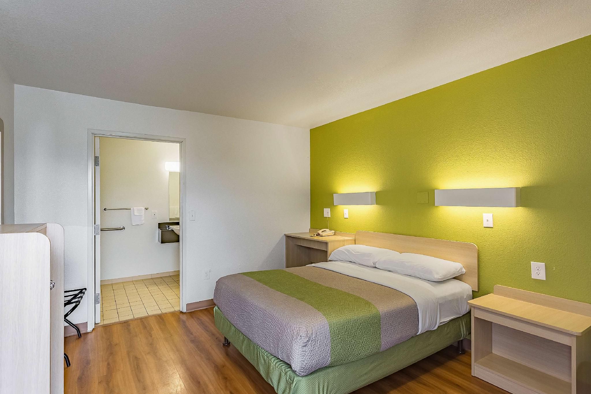1 Full Bed | ADA/Tub/Micfridge