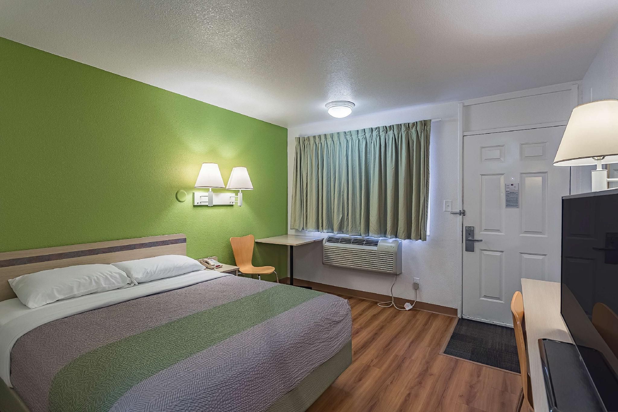1 Queen Bed |